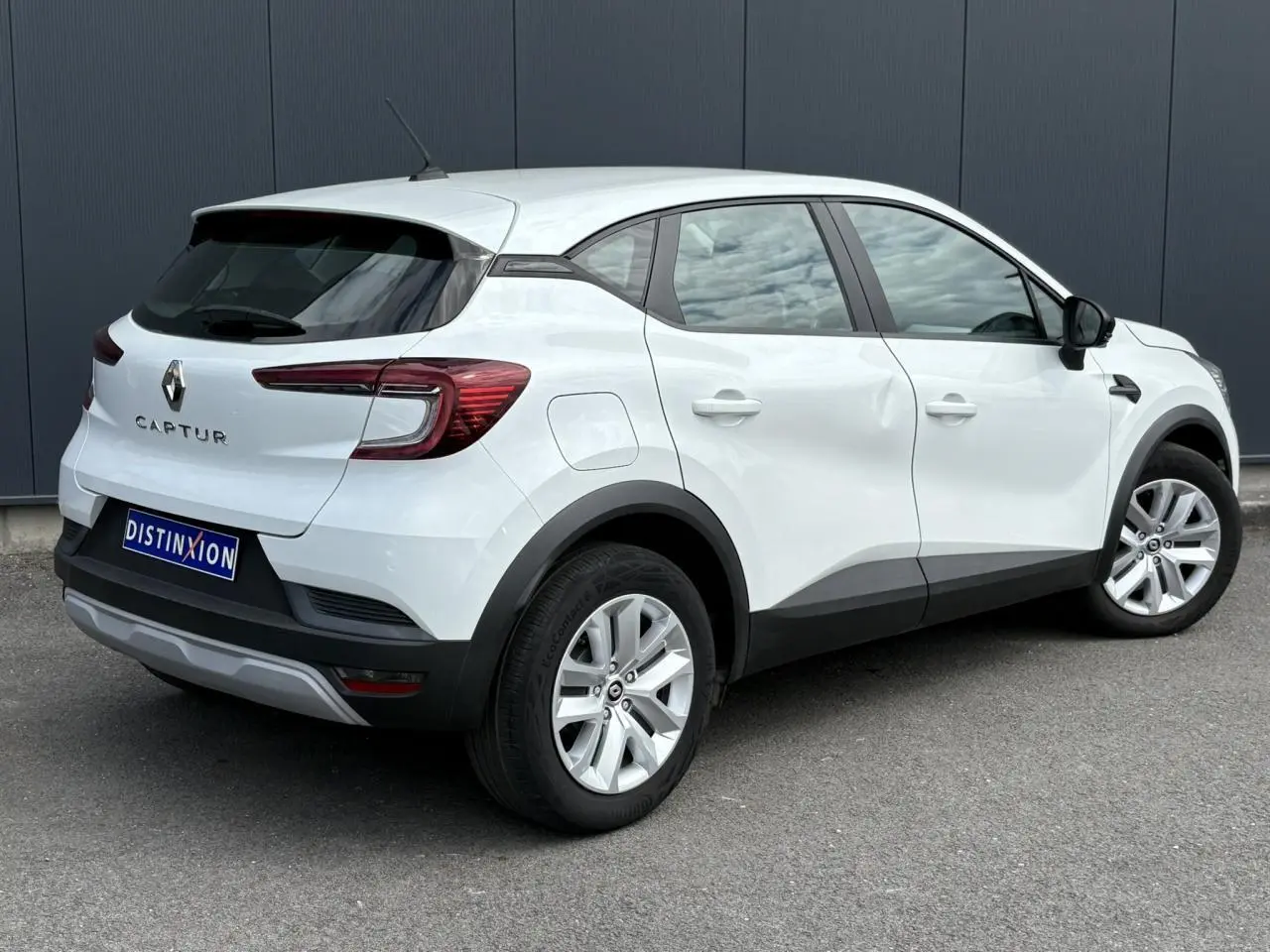 Renault Captur blanc nacré vu de trois quarts arrière droit, avec feux arrière LED et jantes alliage.