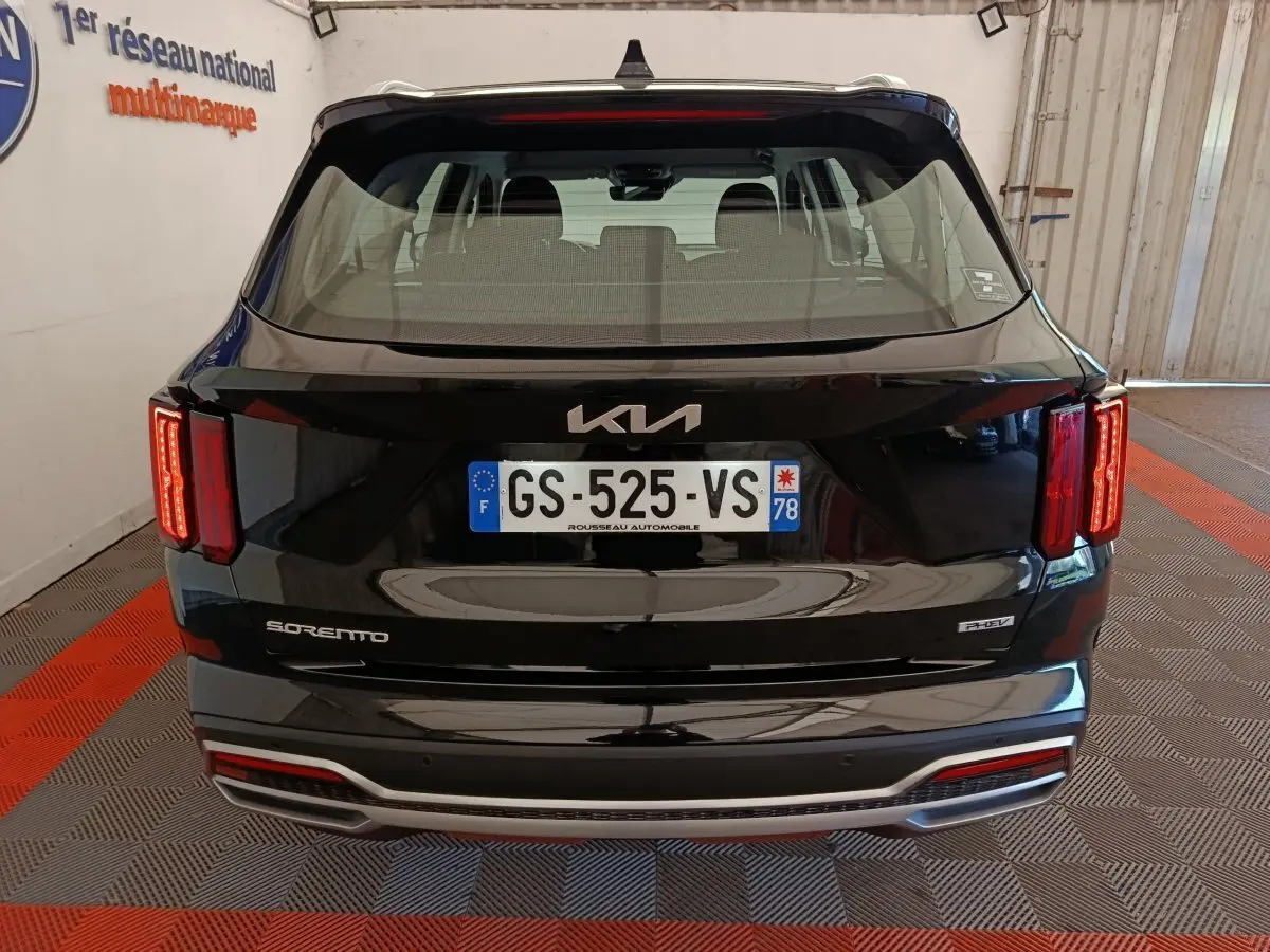 Vue arrière d'un KIA Sorento noir 2023 avec feux LED verticaux et badge hybride rechargeable PHEV.