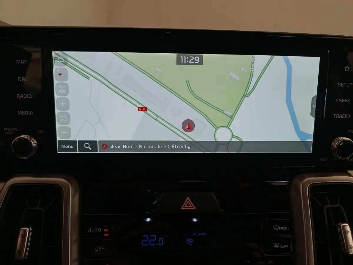 Écran tactile central du tableau de bord du Kia Sorento 2023 affichant la navigation GPS en intérieur noir.