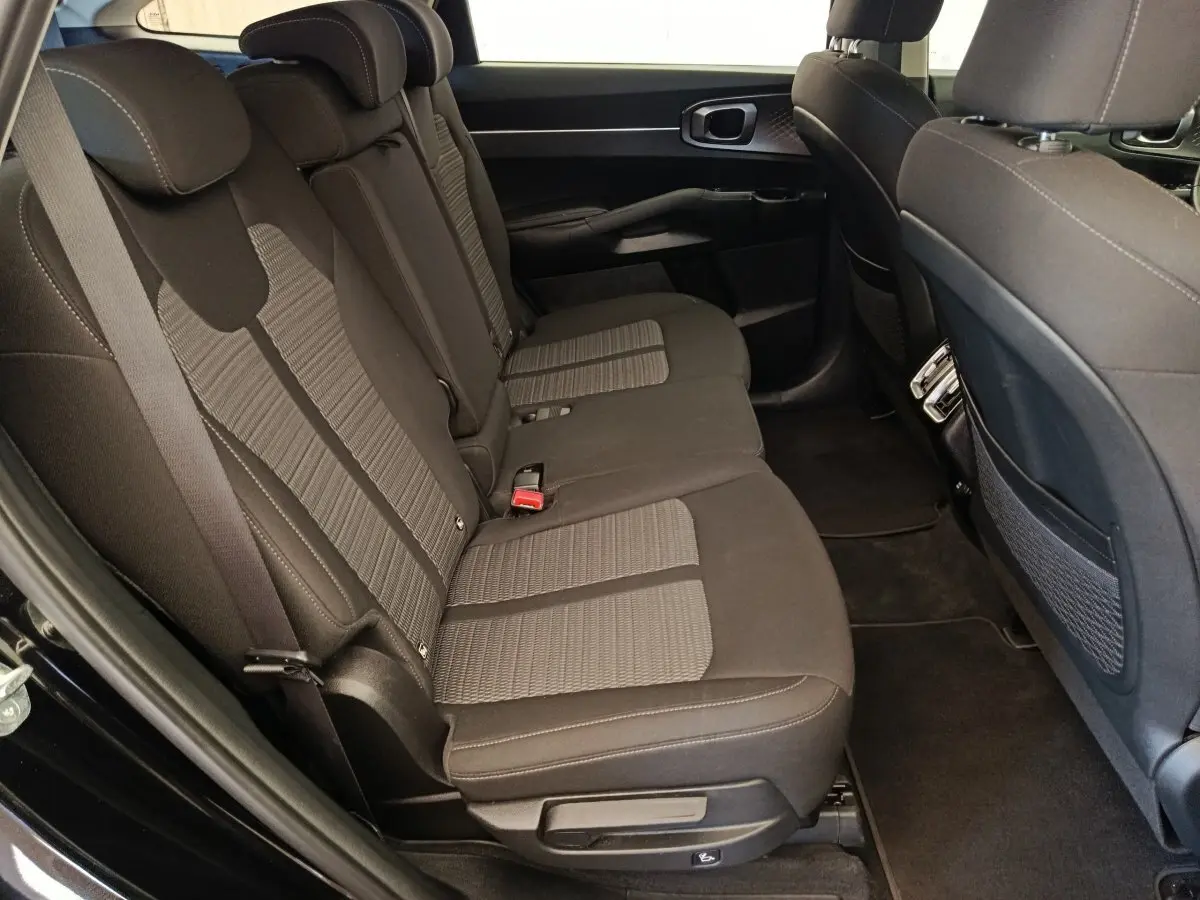 Vue côté gauche de la banquette arrière noire avec inserts gris du Kia Sorento 2023 hybride rechargeable, version 7 places.