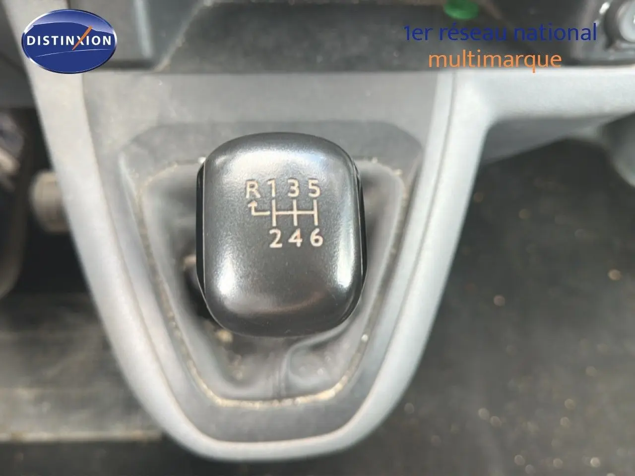 Gros plan sur le levier de vitesses manuel noir du Citroën Jumpy XL blanc, version BlueHDi 2017.
