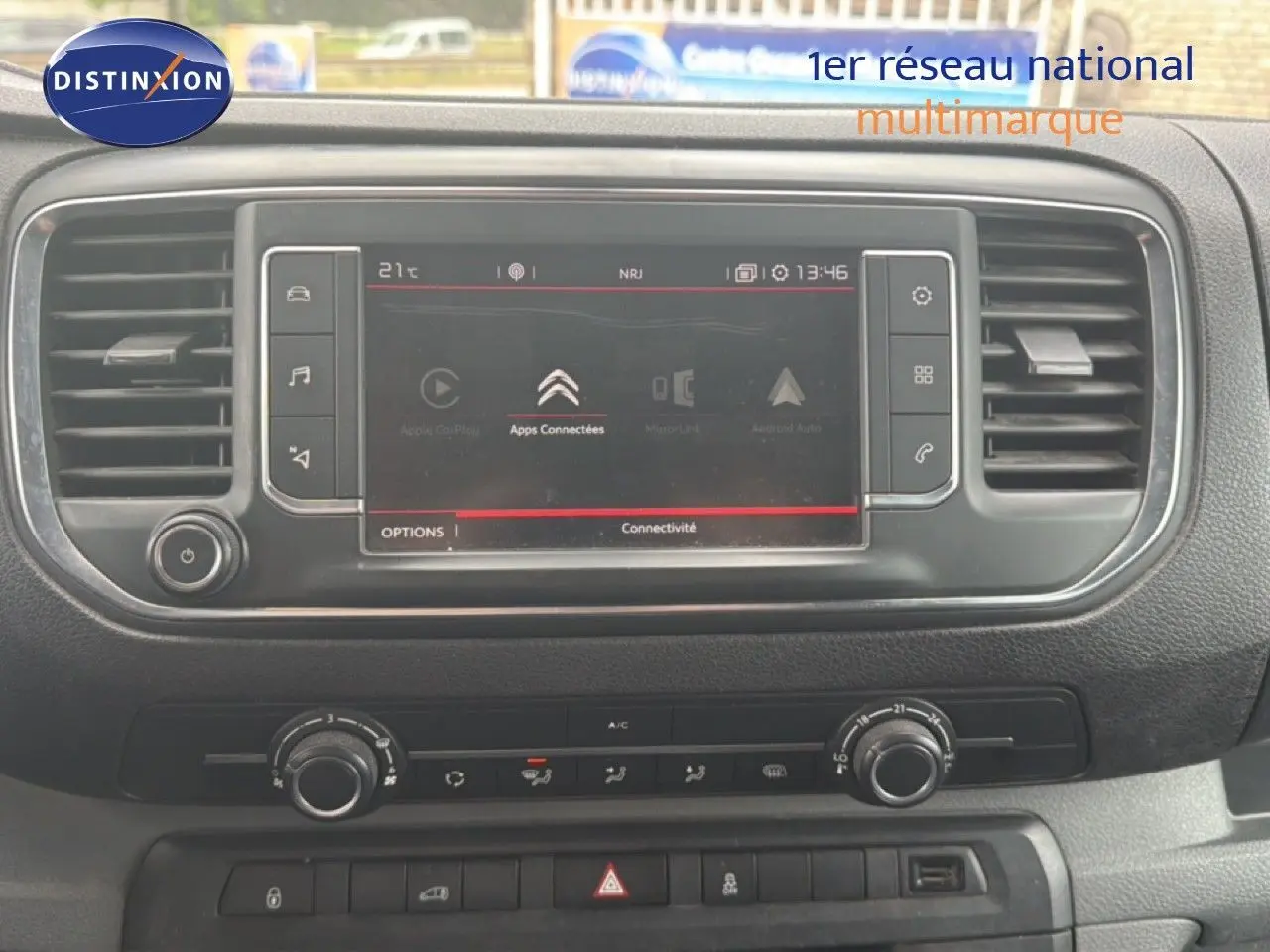 Vue rapprochée de l’écran tactile et de la console centrale noire du Citroën Jumpy XL blanc, version Business 2017.