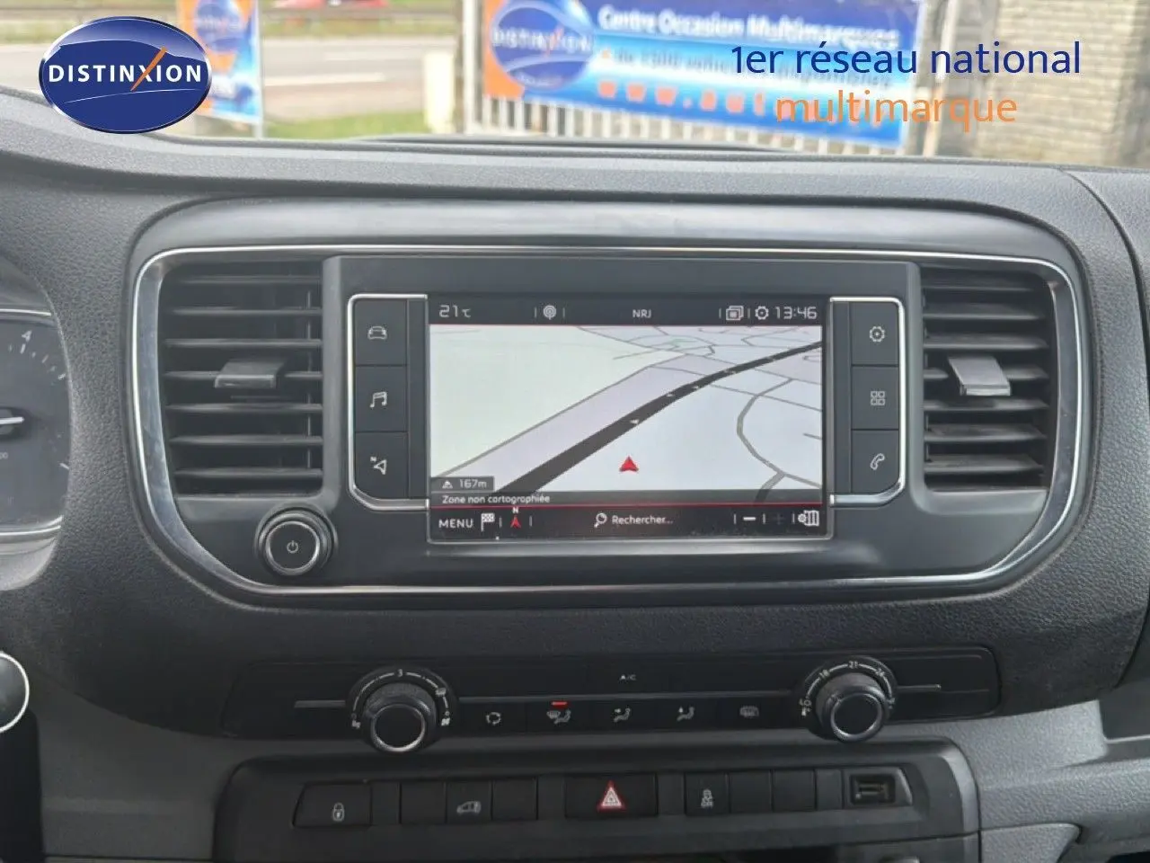 Vue intérieure du tableau de bord du Citroën Jumpy blanc, avec écran tactile central affichant la navigation GPS.