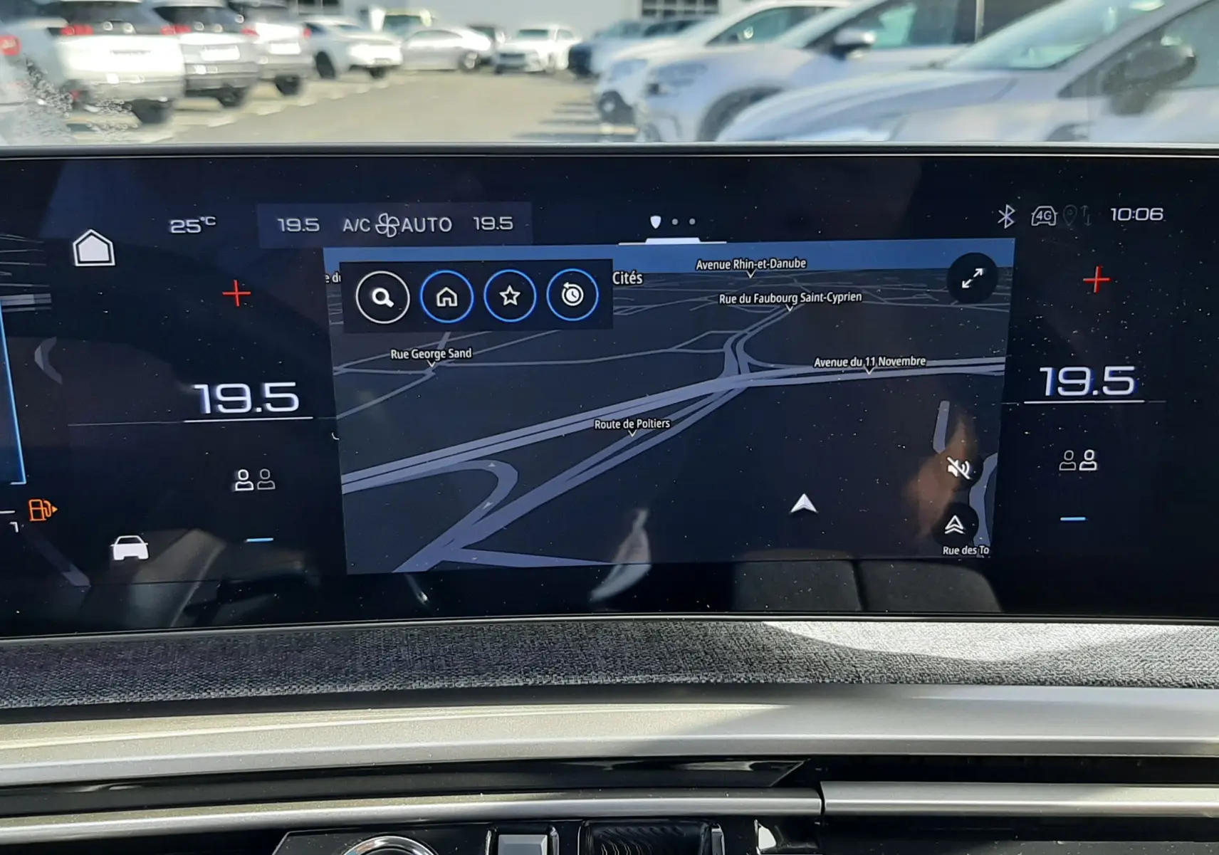 Gros plan sur l’écran tactile central du tableau de bord du Peugeot 5008 gris, affichant la navigation et la climatisation.