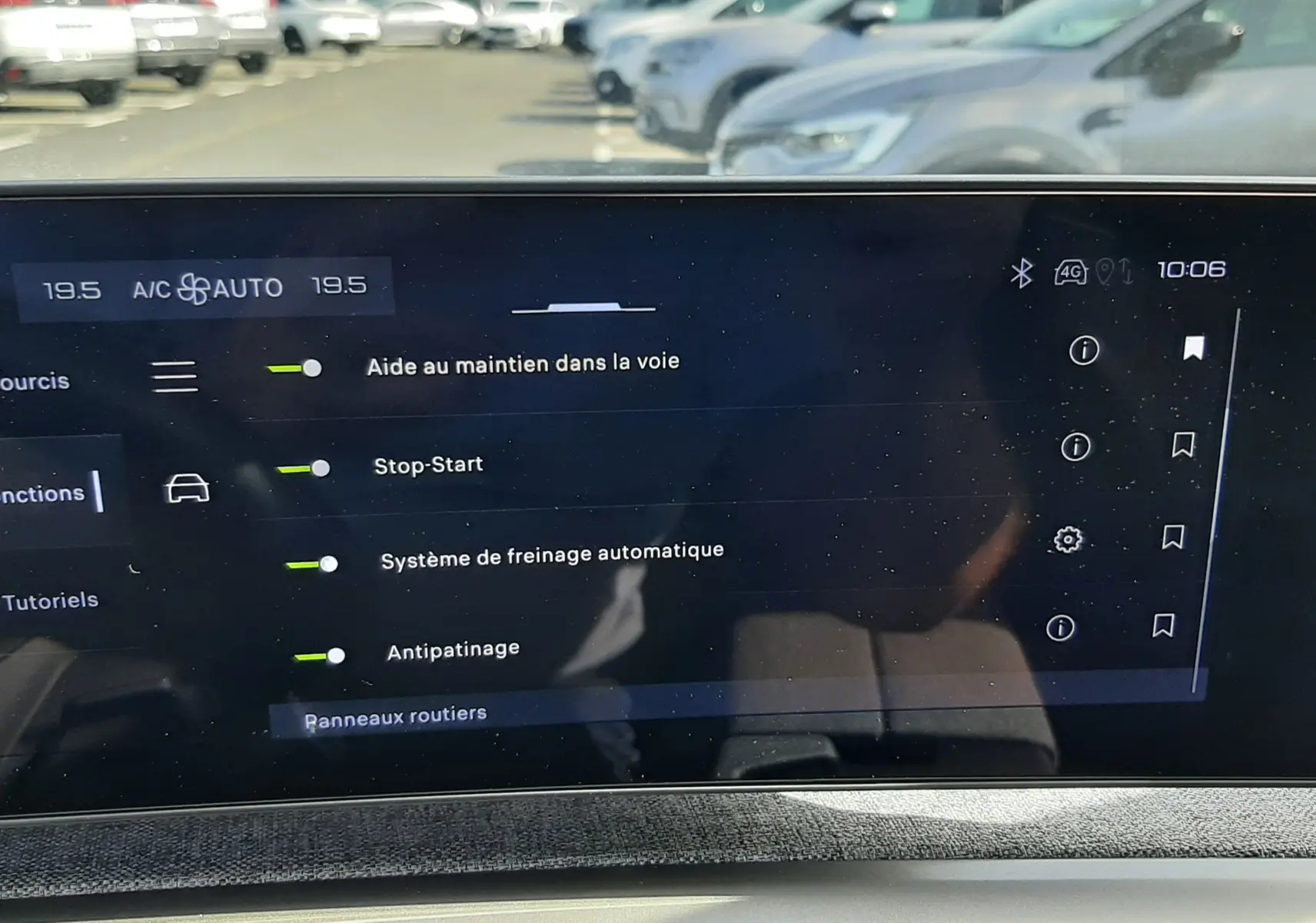 Écran tactile intérieur du Peugeot 5008 Hybrid 145ch Allure 2025 affichant les aides à la conduite, avec reflet extérieur.
