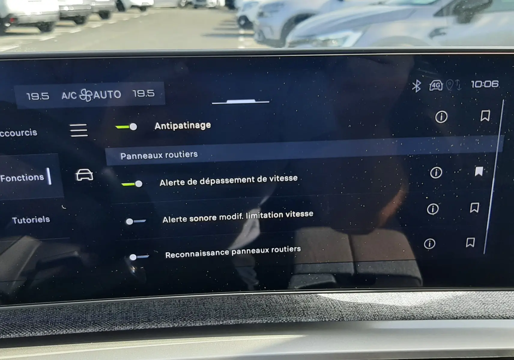 Vue intérieure du tableau de bord du Peugeot 5008 Hybrid 2025, écran tactile affichant les réglages d'assistance à la conduite.