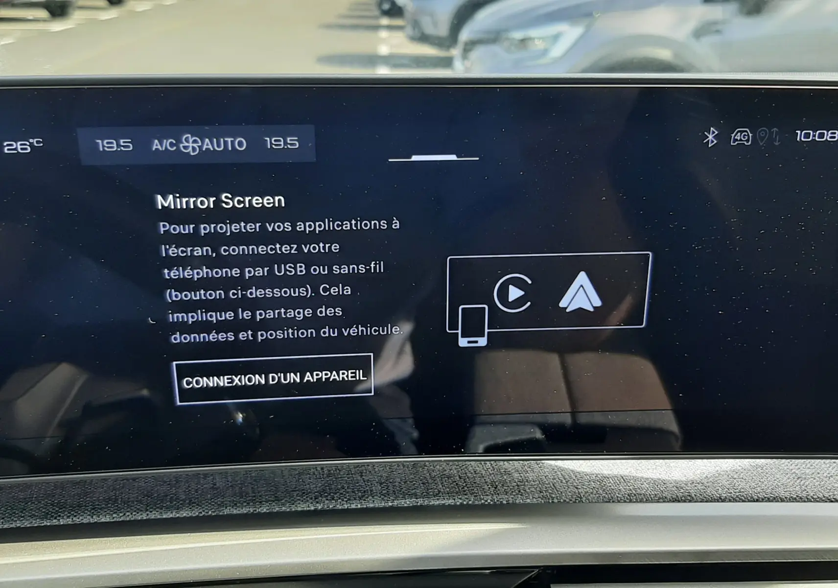 Écran tactile central du Peugeot 5008 gris Artense 2025, affichant l'interface Mirror Screen avec commandes climatisation visibles.