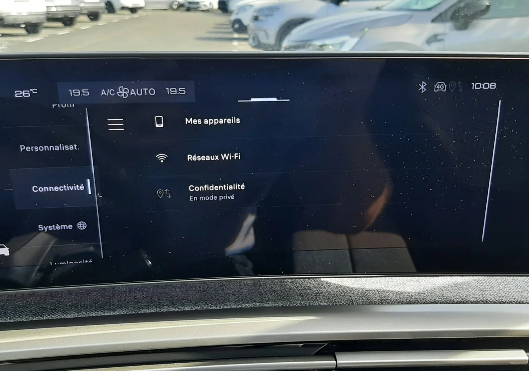 Écran tactile central et console avec bouton start/stop du Peugeot 5008 Hybrid gris, vue intérieure frontale.