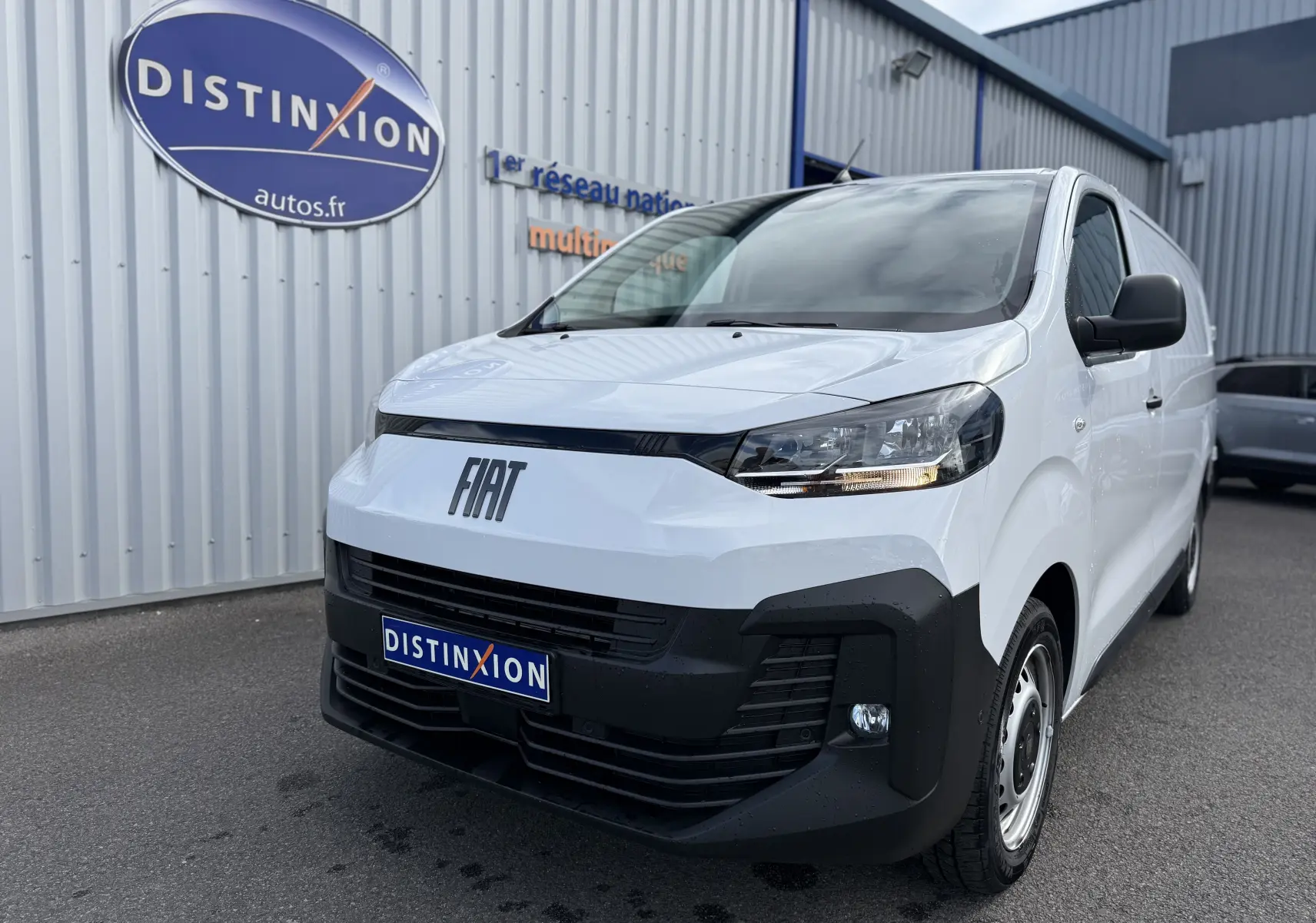 Vue 3/4 avant droite du FIAT Scudo Fourgon blanc Icy 2025 avec calandre noire et logo FIAT visible.