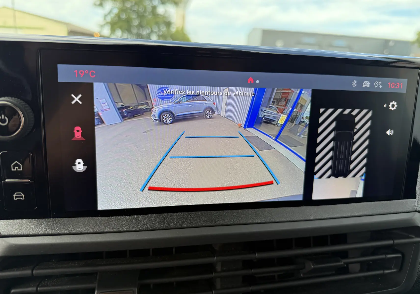 Écran de caméra de recul du Fiat Scudo Fourgon blanc Icy, affichant les lignes de guidage et vue aérienne du véhicule.
