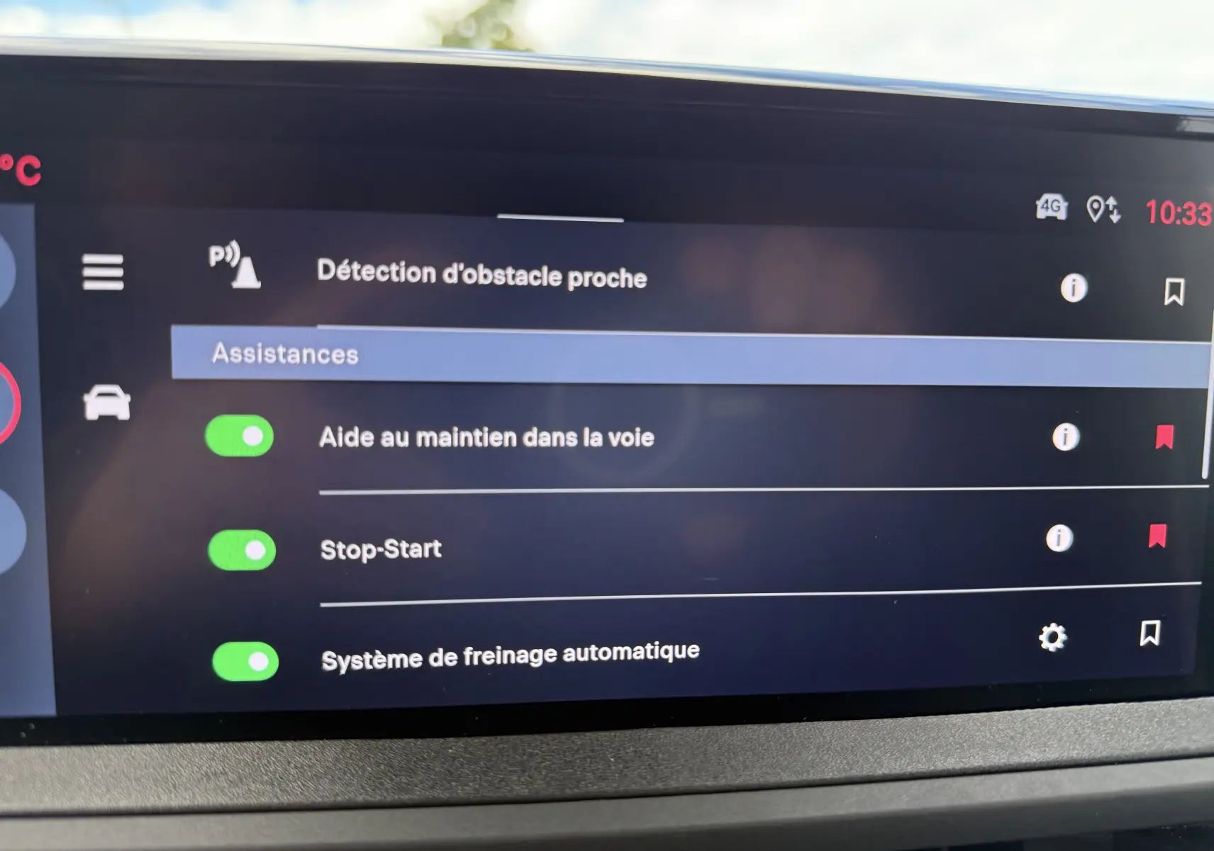 Écran intérieur du FIAT Scudo Fourgon BlueHDi 180 XL EAT8 montrant les assistances à la conduite activées.