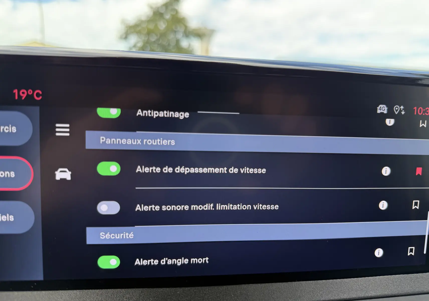 Écran tactile intérieur du FIAT Scudo Fourgon blanc, affichant les réglages d’aides à la conduite et sécurité.
