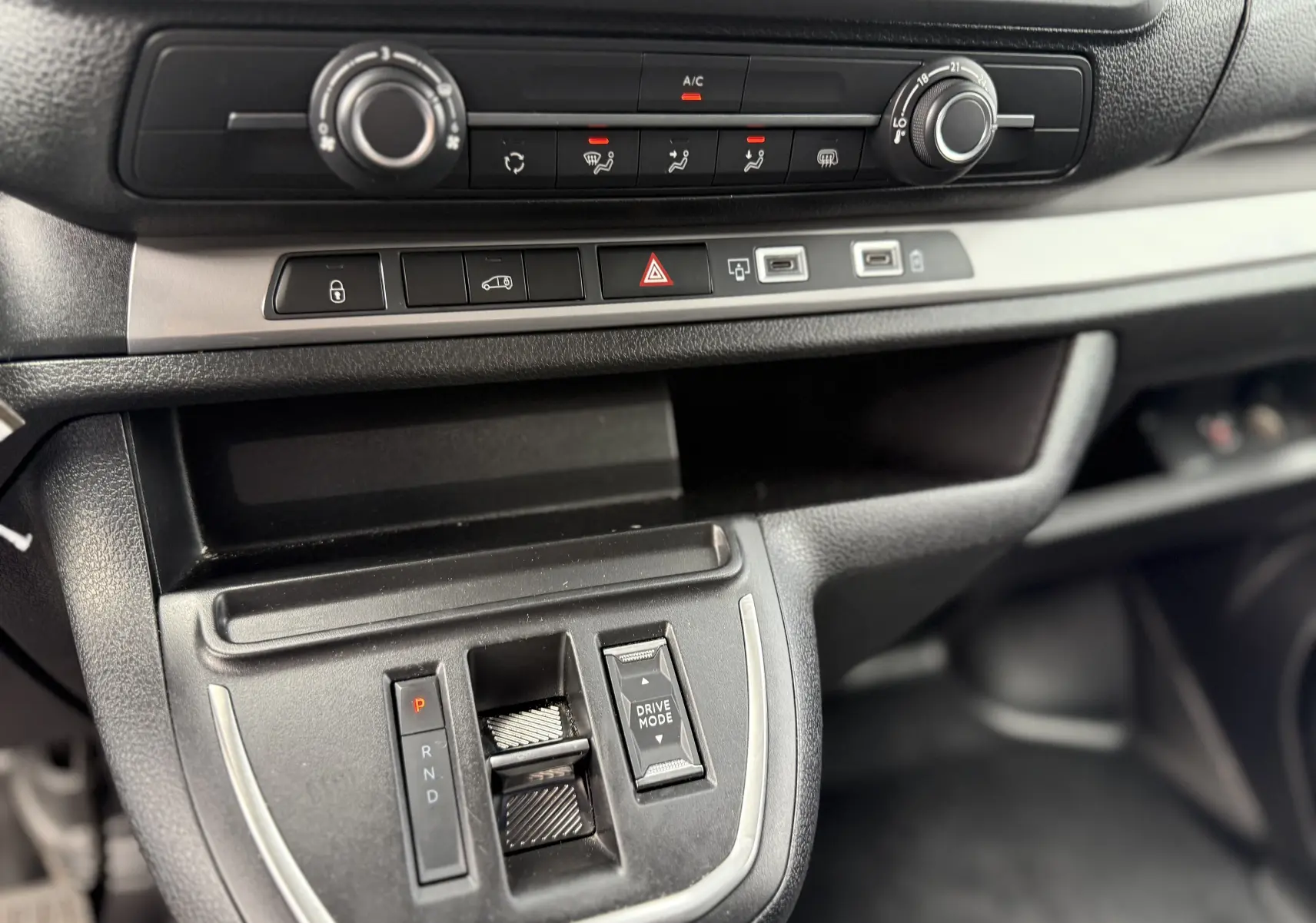 Gros plan sur la console centrale du Fiat Scudo Fourgon 2025, avec commandes climatisation, boîte auto et mode de conduite.