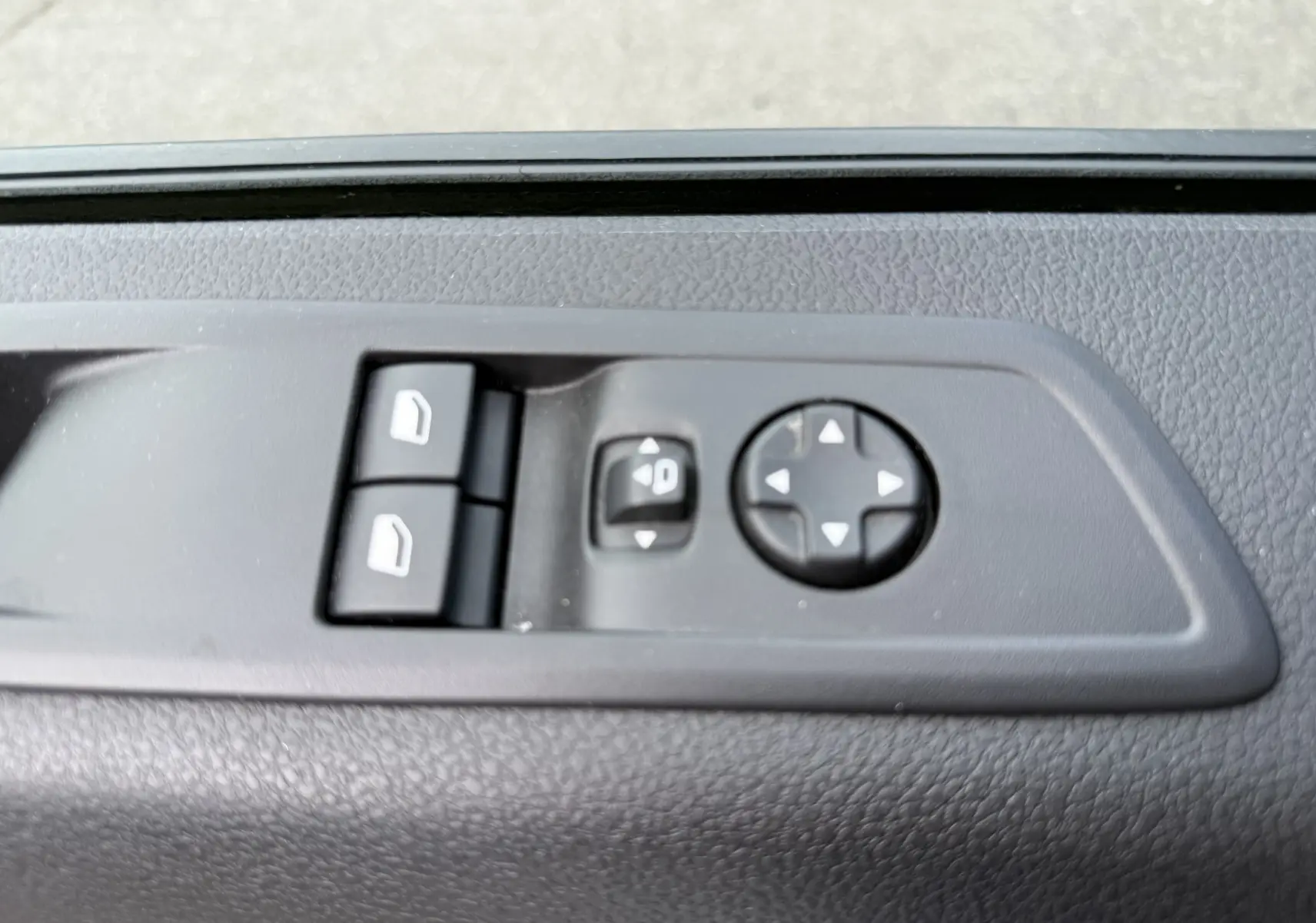 Gros plan sur les commandes de réglage des vitres et des rétroviseurs côté conducteur du FIAT Scudo Fourgon blanc Icy 2025.