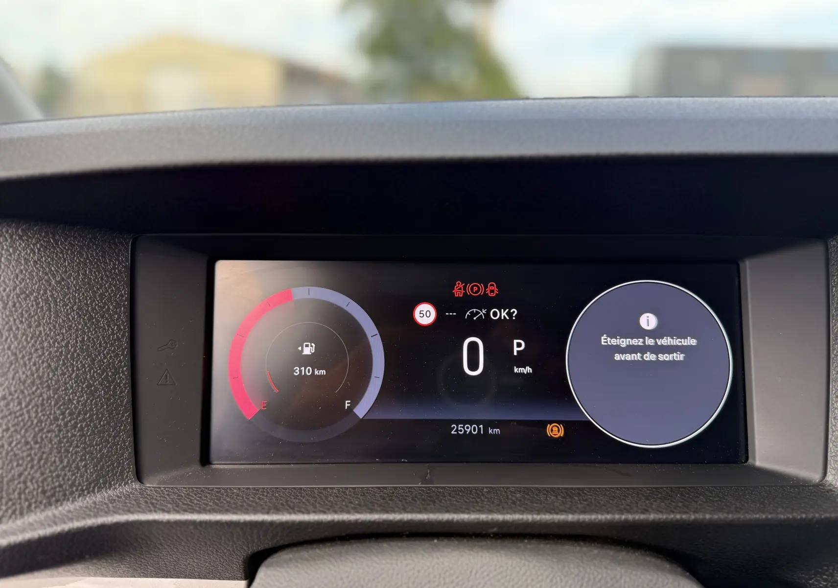 Tableau de bord numérique du FIAT Scudo Fourgon blanc, affichant la vitesse à 0 km/h et l'autonomie de 310 km.