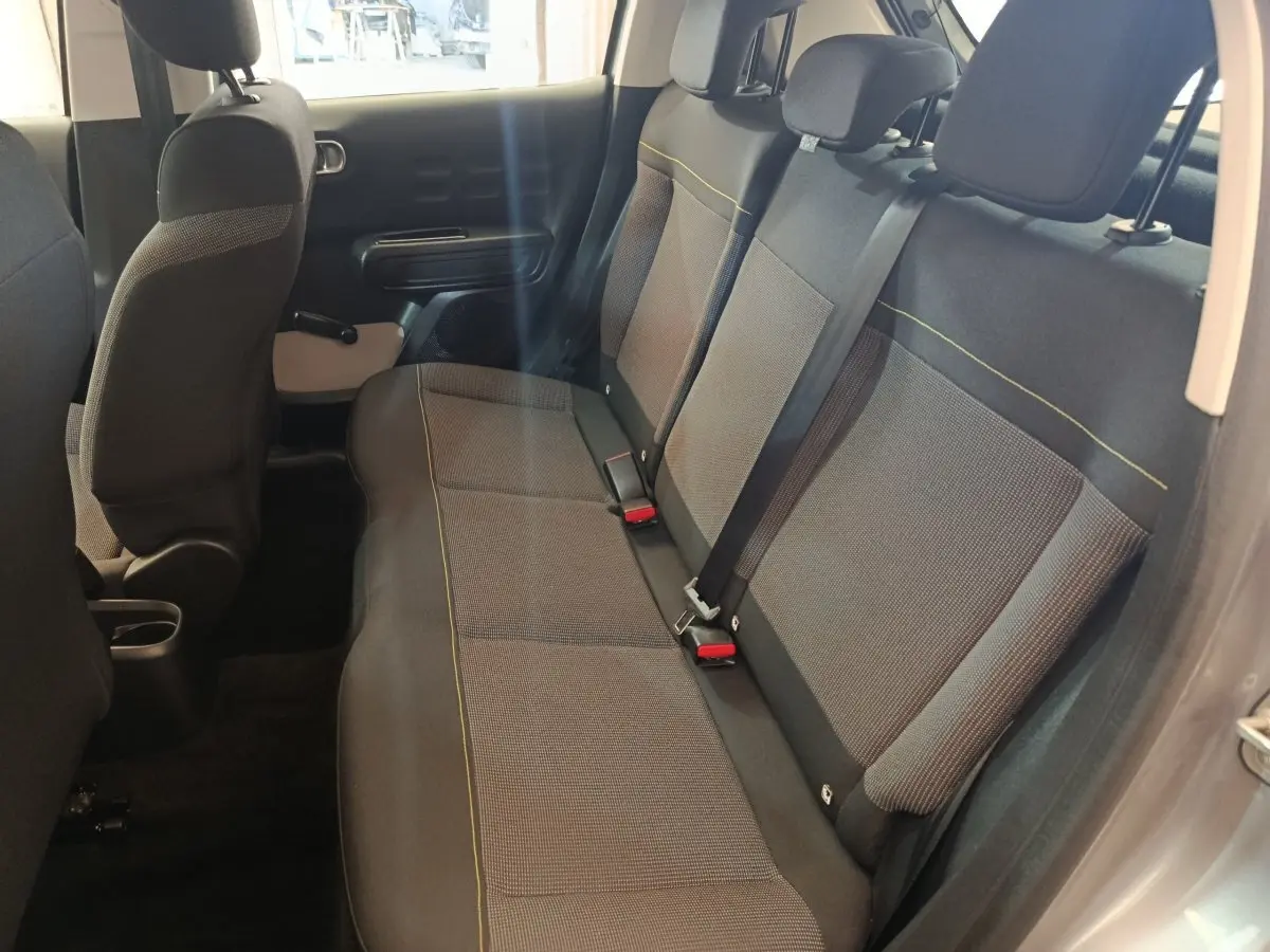 Vue intérieure côté droit sur la banquette arrière grise avec surpiqûres jaunes de la Citroën C3 2024 PureTech 83 BVM PLUS.