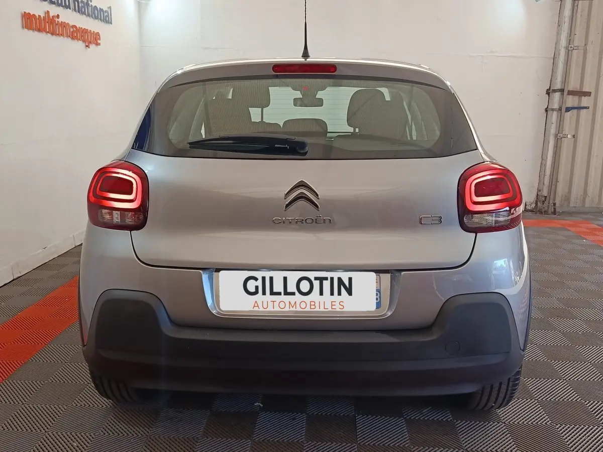 Vue arrière d'une Citroën C3 2024 gris foncé avec feux arrière LED et pare-chocs noir mat.