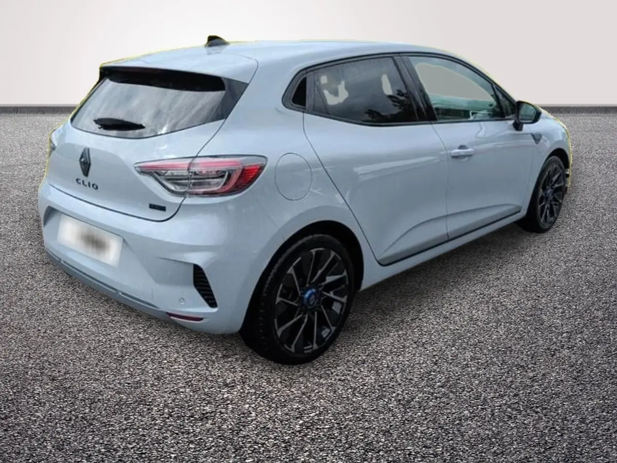 Vue 3/4 arrière droite d'une Renault Clio Esprit Alpine E-Tech gris clair avec jantes noires et toit noir.