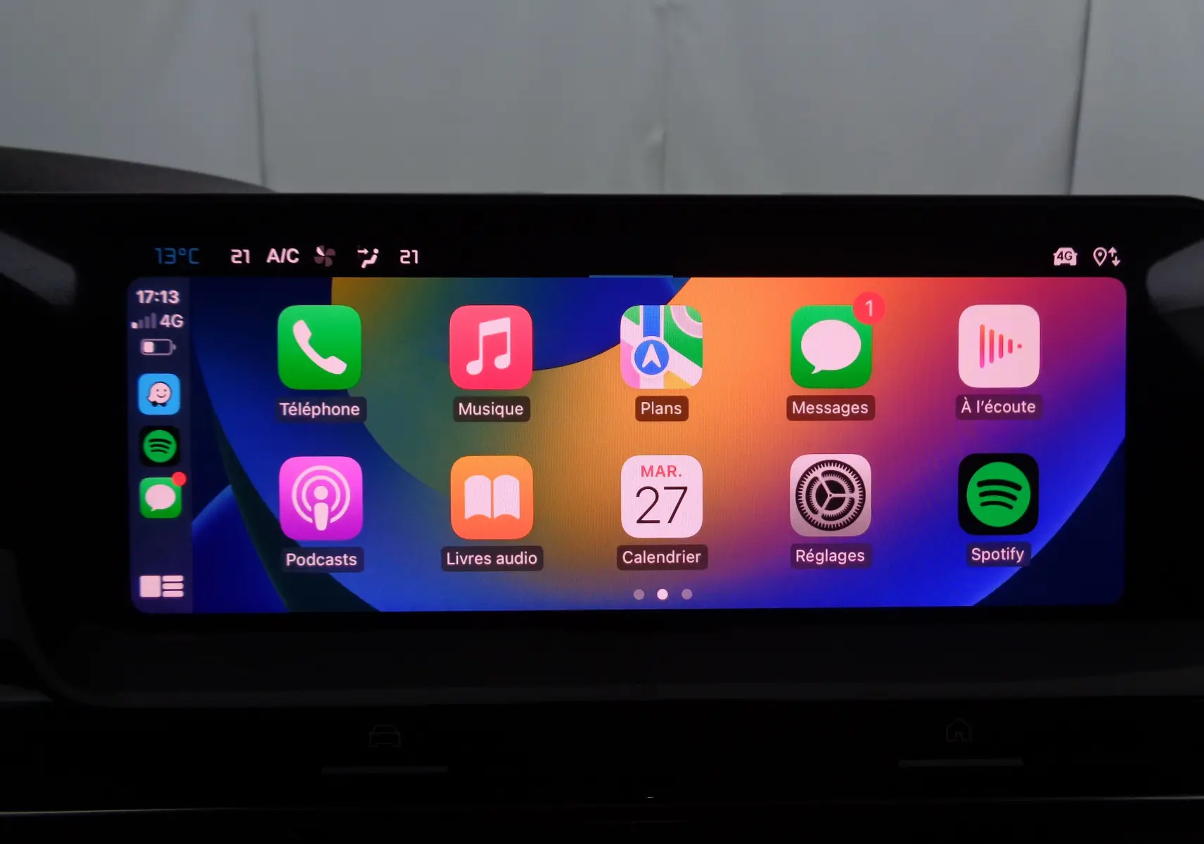 Écran tactile central de la Citroën C5 X 2023 affichant les applications Apple CarPlay en intérieur noir.