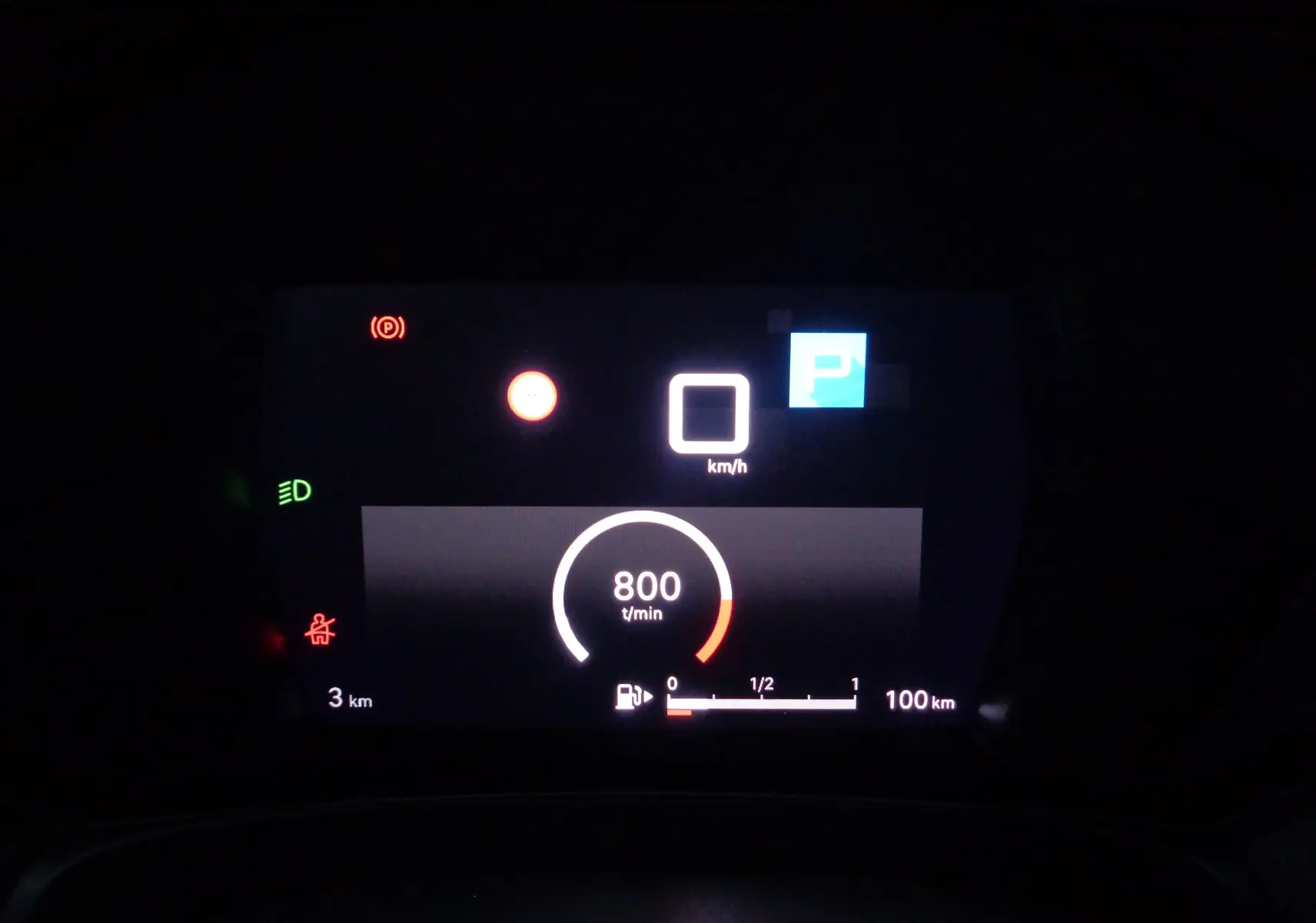 Tableau de bord numérique de Citroën C5 X noir, affichant 0 km/h, régime moteur 800 t/min et indicateurs lumineux allumés.
