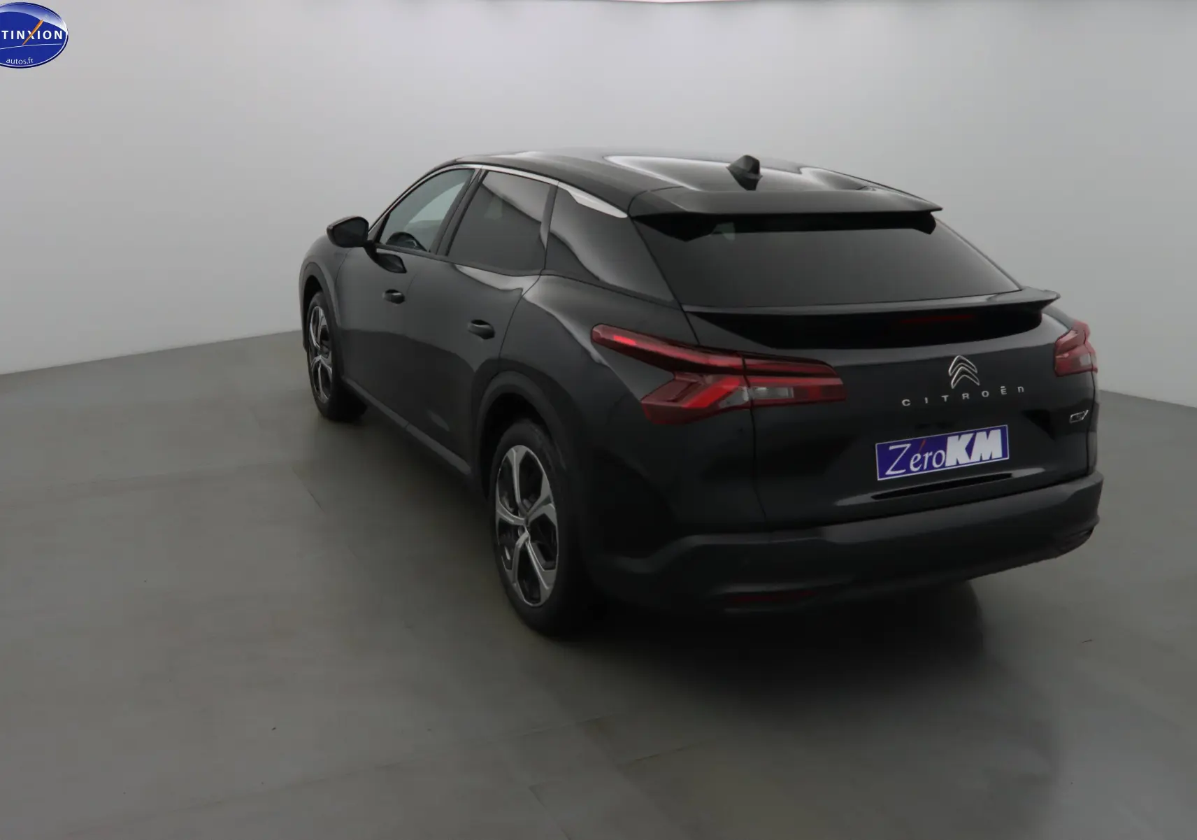 Citroën C5 X noir métal vue 3/4 arrière droit, mettant en valeur ses feux LED et son design fluide.