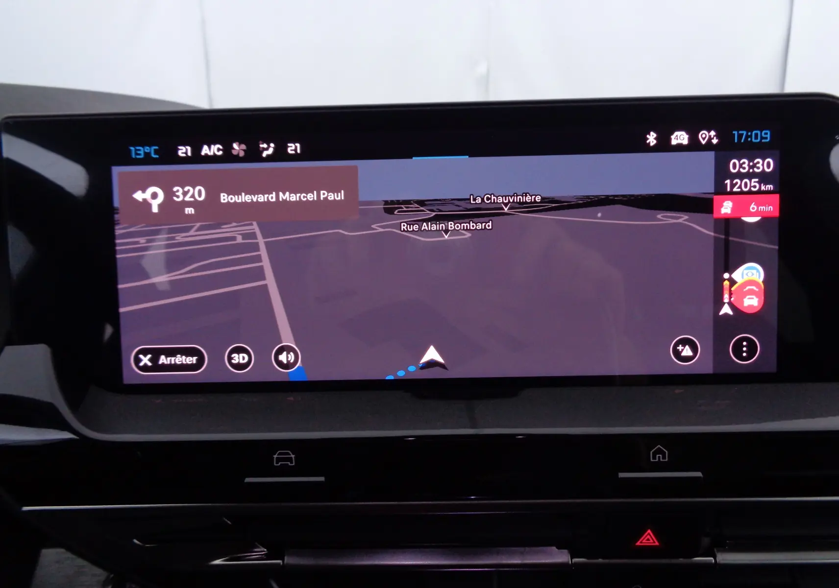 Écran tactile central du tableau de bord du Citroën C5 X noir métal 2023 affichant la navigation GPS en mode nuit.
