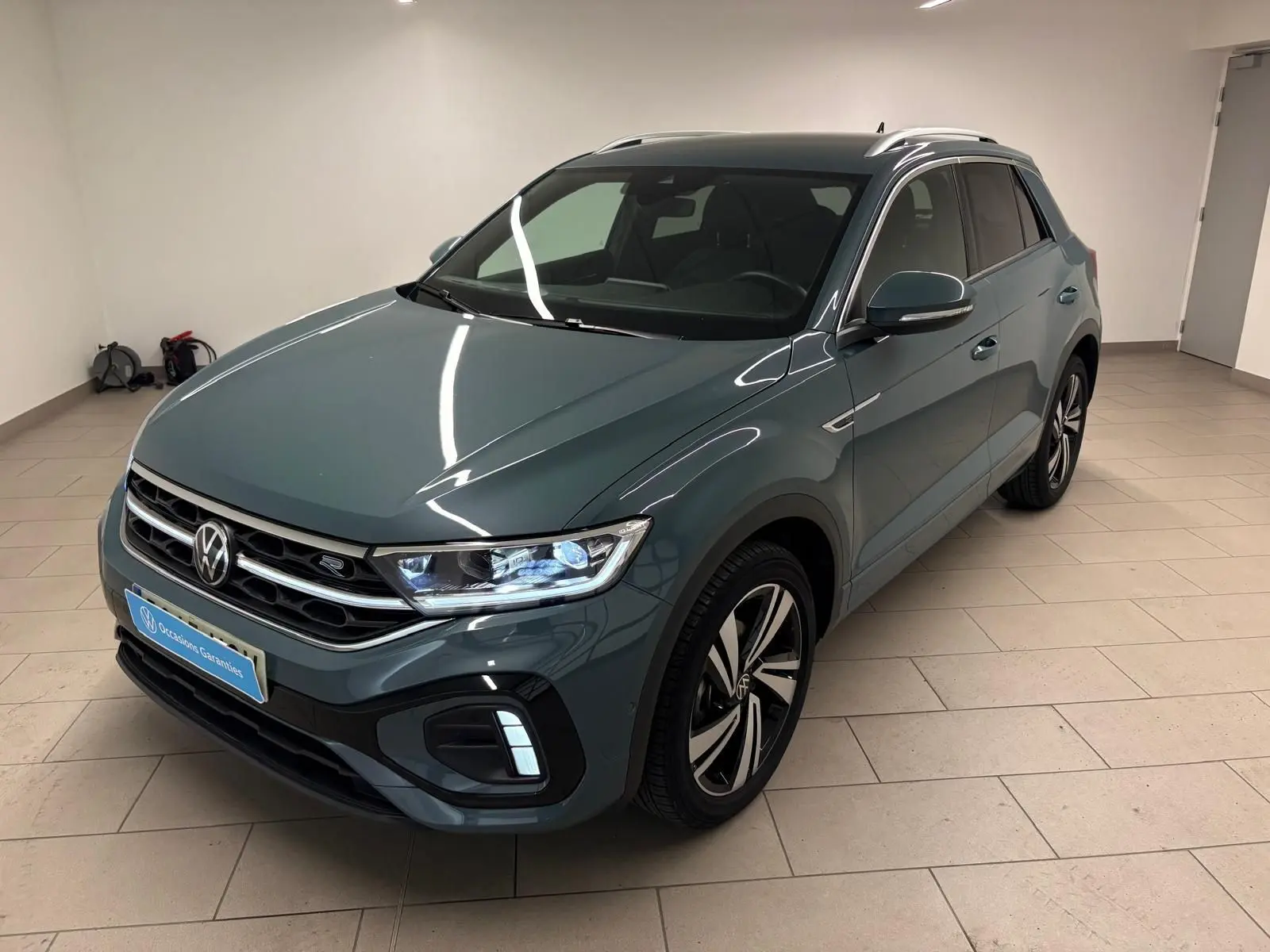 Volkswagen T-Roc 2024 bleu pétrole en 3/4 avant droit avec projecteurs Matrix LED et finition R-Line.