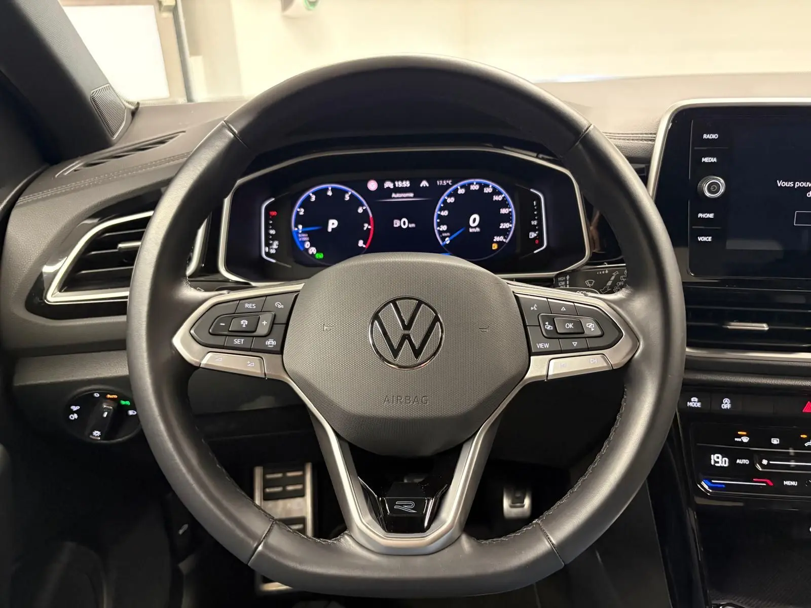 Volant cuir multifonctions du Volkswagen T-Roc 1.5 TSI R-Line 2024 avec tableau de bord digital et console centrale moderne.