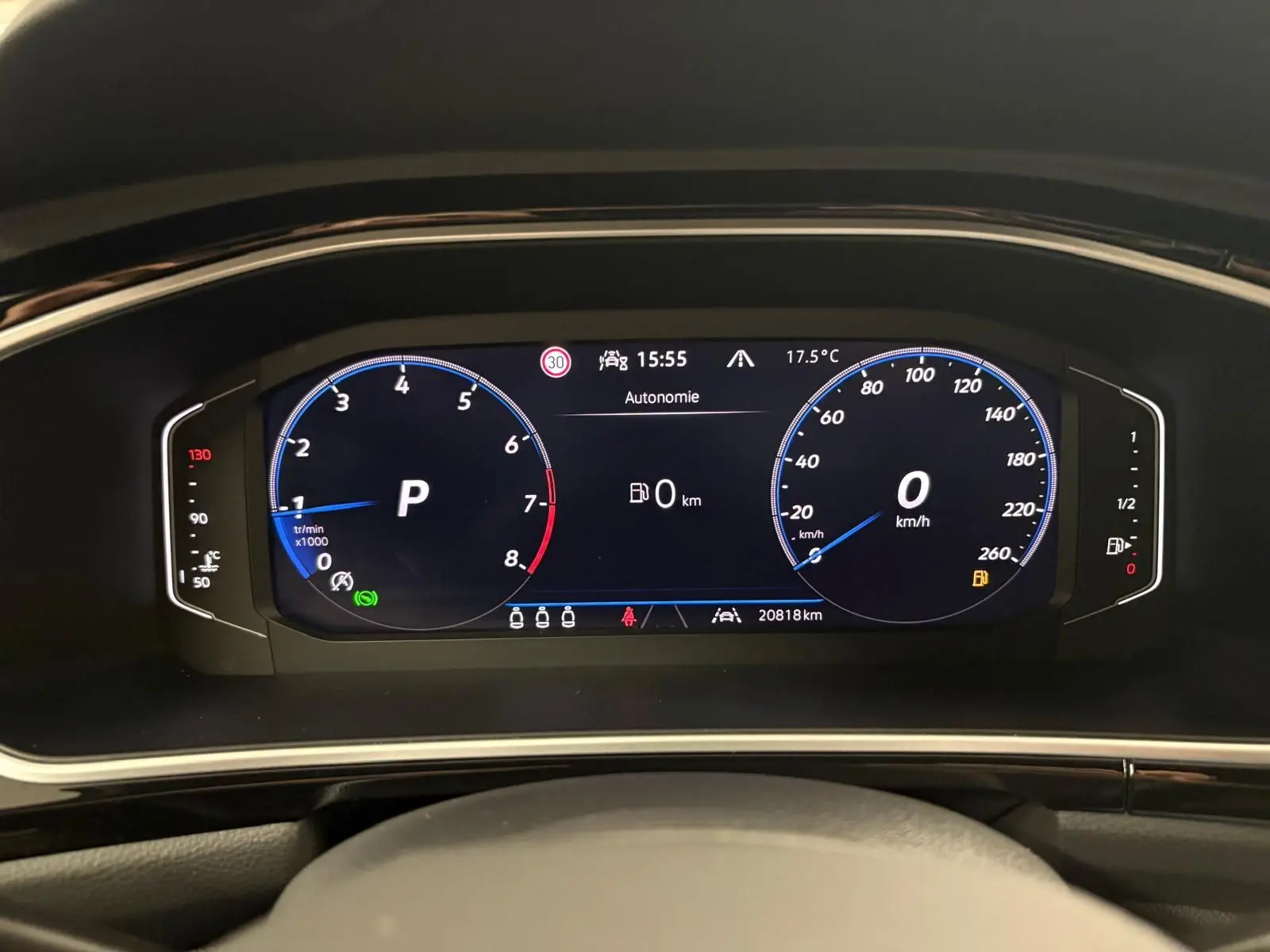 Tableau de bord numérique du Volkswagen T-Roc 2024 affichant la vitesse à 0 km/h et l'autonomie à 0 km