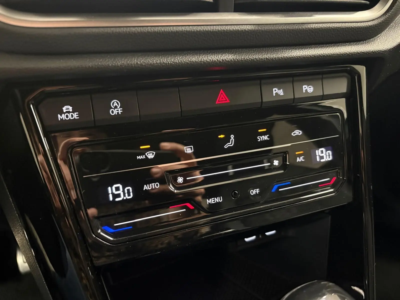 Panneau de commande de la climatisation du Volkswagen T-Roc 2024 avec affichage digital et boutons tactiles noirs.