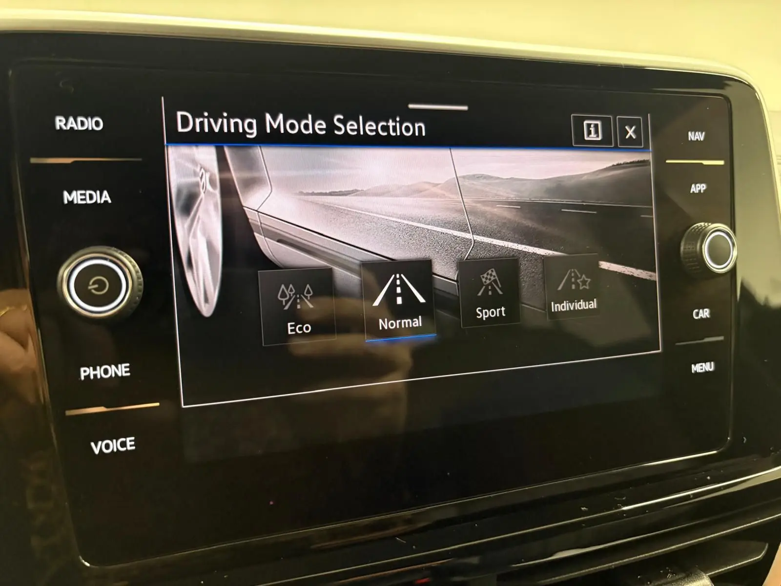 Écran central du Volkswagen T-Roc 2024 affichant la sélection des modes de conduite avec options Eco, Normal, Sport et Individual.