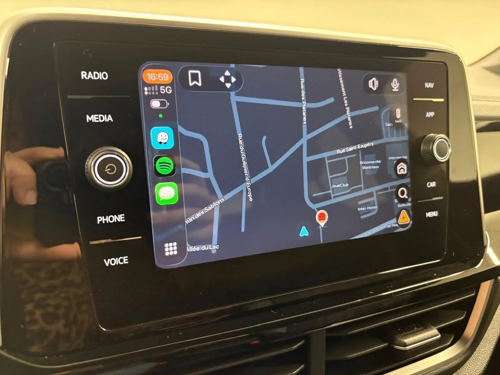 Écran tactile central du Volkswagen T-Roc 2024 affichant une carte de navigation avec interface moderne.