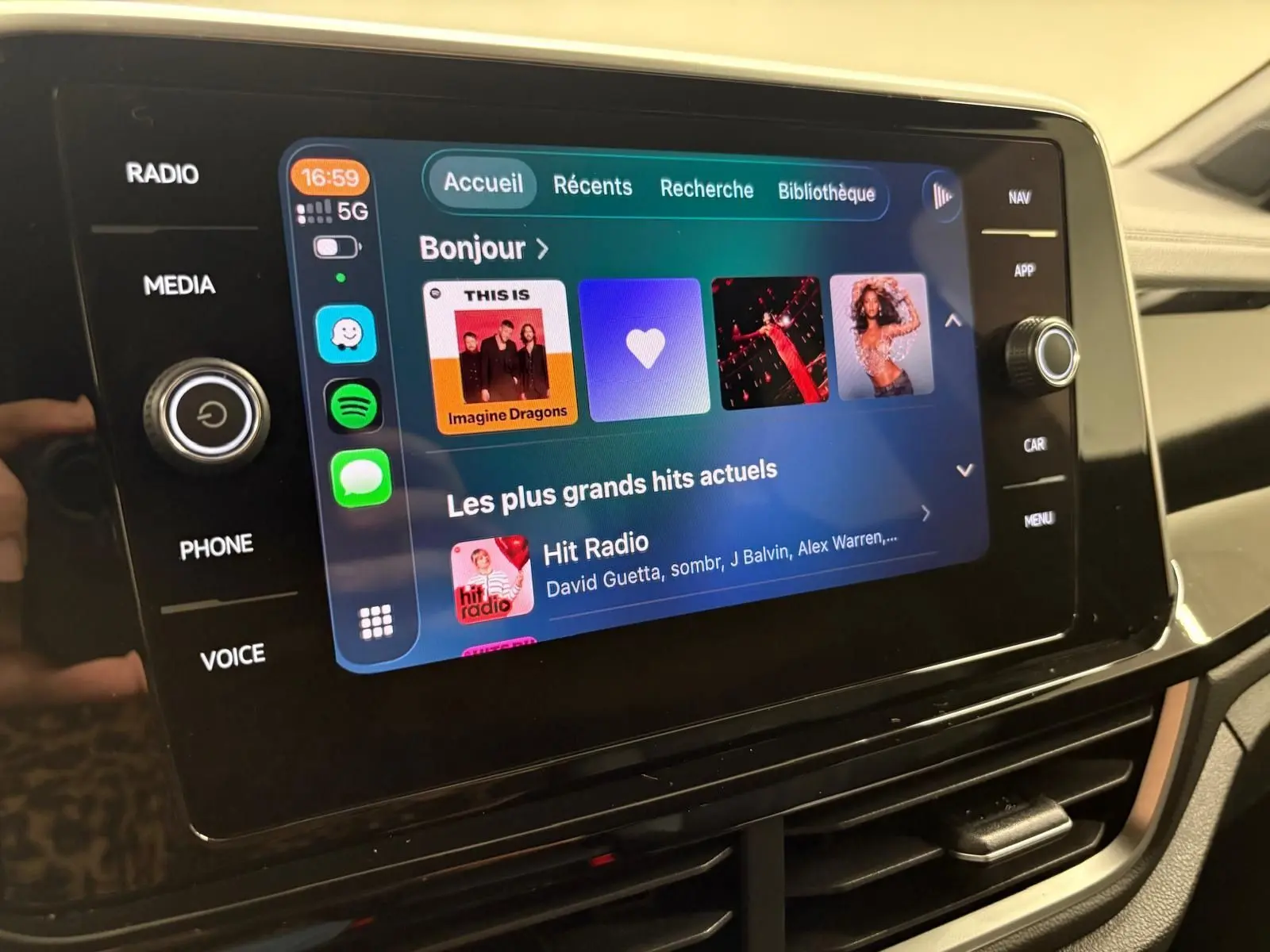 Écran tactile central du Volkswagen T-Roc 2024 affichant l'interface multimédia avec options radio et navigation.