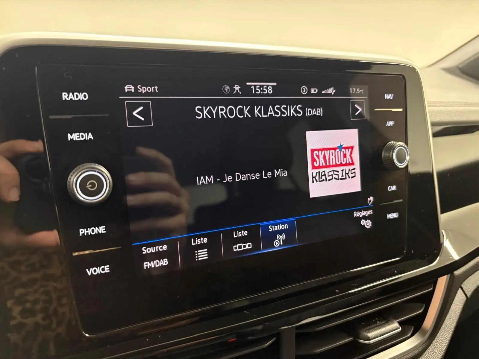 Écran tactile central du Volkswagen T-Roc 2024 affichant la radio Skyrock Klassiks avec interface en mode Sport.