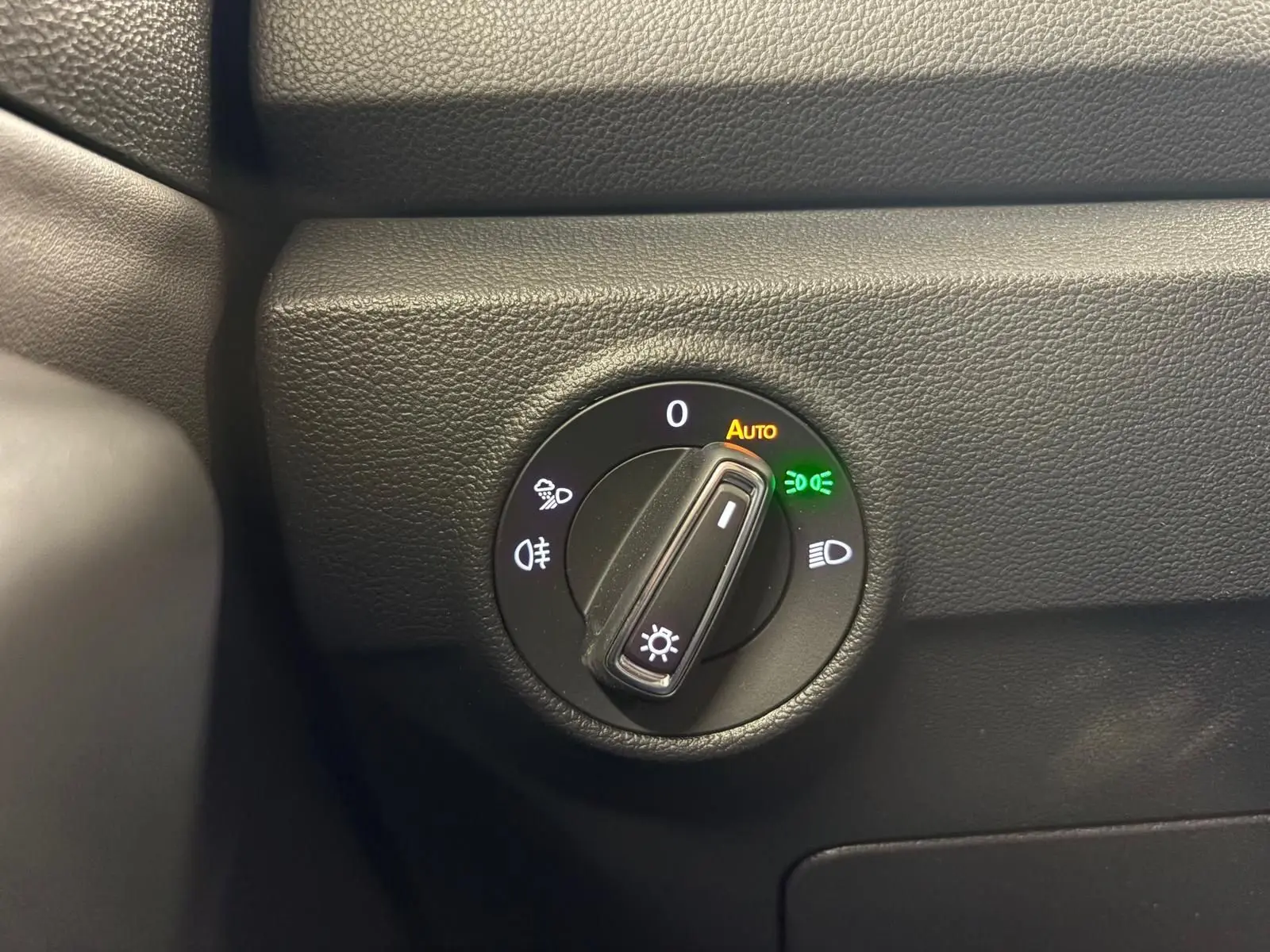 Sélecteur des phares en mode automatique sur le tableau de bord du Volkswagen T-Roc 2024 finition R-Line.