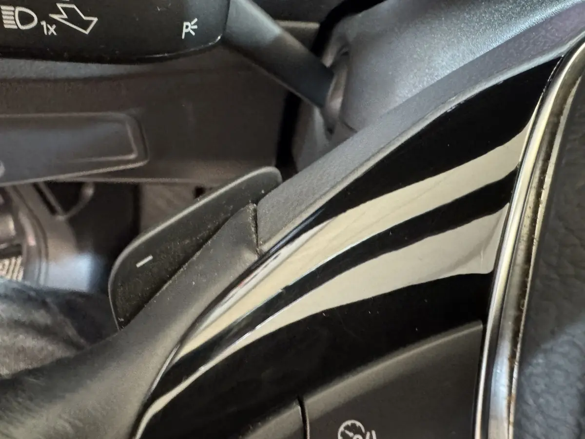 Détail du levier de vitesses et commande au volant du Volkswagen Tiguan Allspace gris foncé, version 2019.