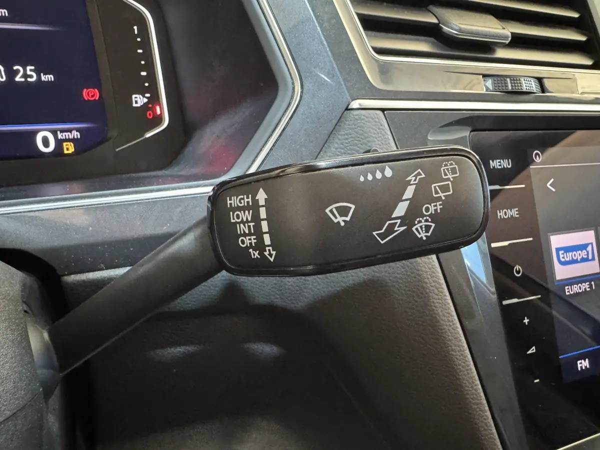 Gros plan sur la commande des essuie-glaces côté gauche du tableau de bord du Volkswagen Tiguan Allspace gris foncé 2019.