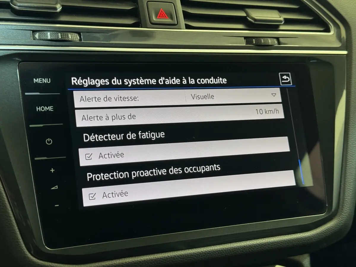 Écran tactile central du Volkswagen Tiguan Allspace 2019 affichant les réglages d’aide à la conduite.