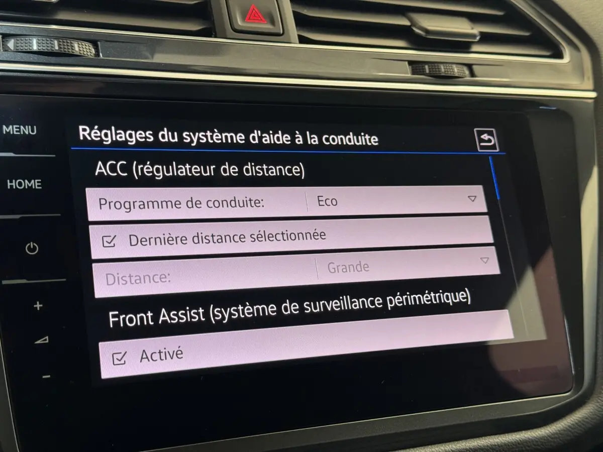 Écran tactile central du Volkswagen Tiguan Allspace 2019 affichant les réglages d’aide à la conduite.