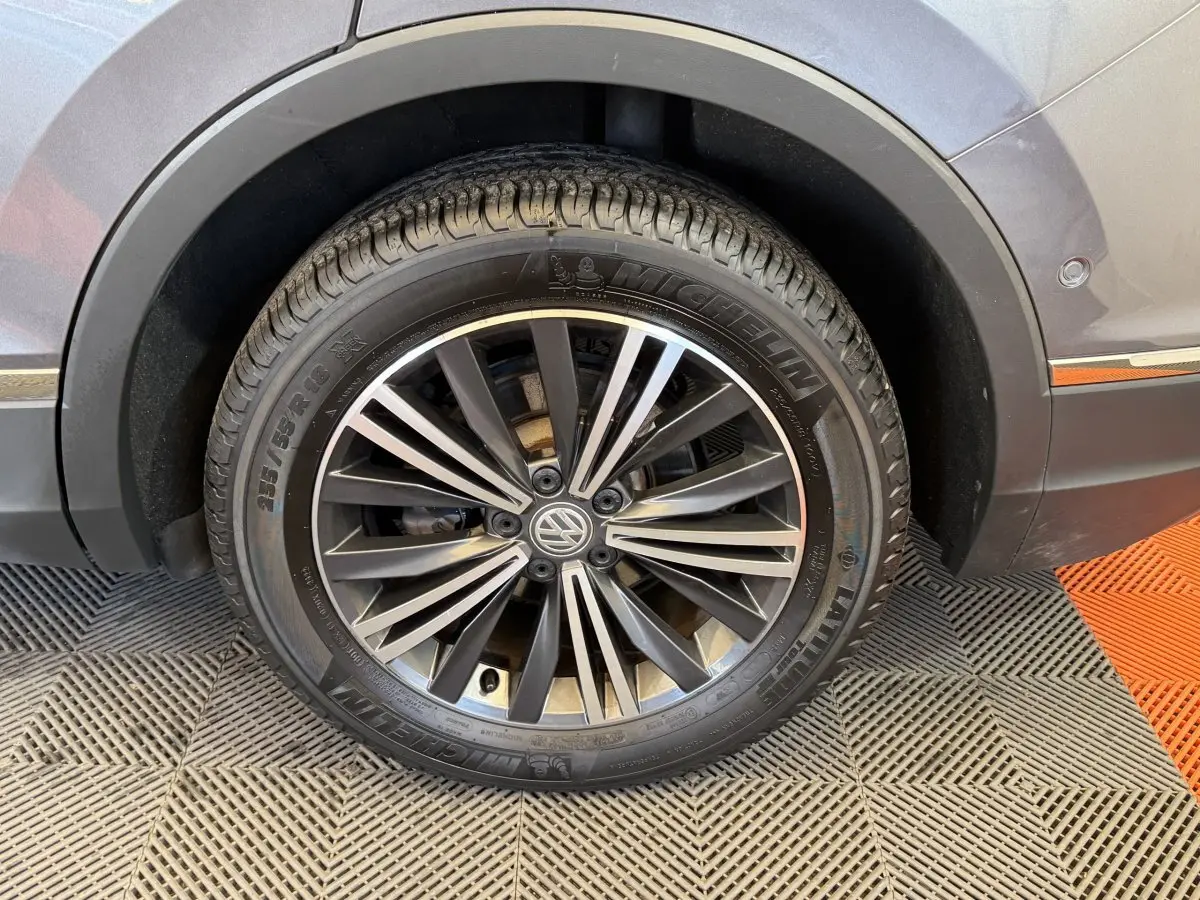 Gros plan sur la roue avant droite gris foncé du Volkswagen Tiguan Allspace avec jante alliage et pneu Michelin.