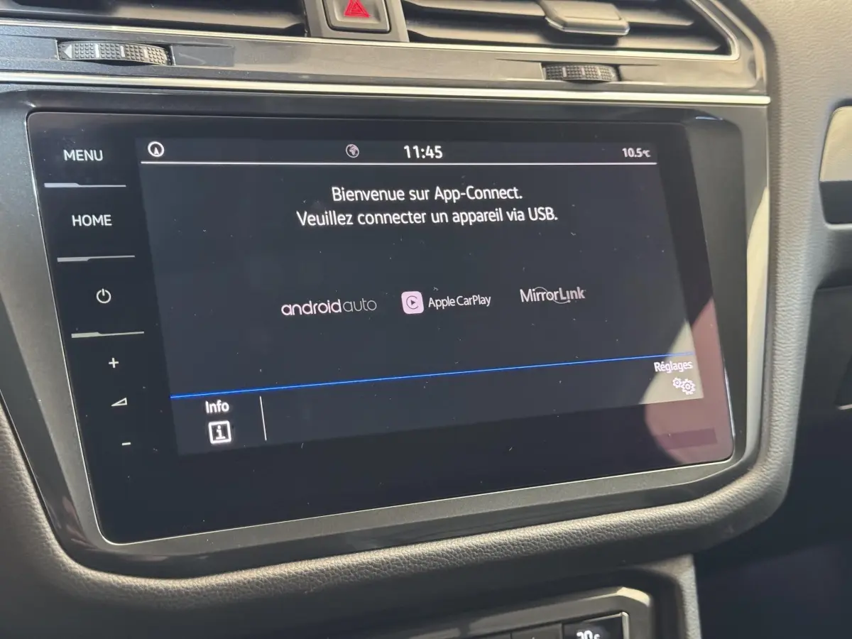 Écran tactile central du Volkswagen Tiguan Allspace 2019 affichant l'accueil App-Connect, vue intérieure rapprochée.
