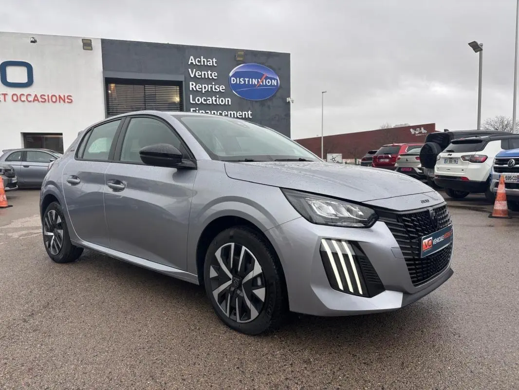 Peugeot 208 Hybrid gris vue 3/4 avant droit, avec feux diurnes à LED verticaux et jantes 16 pouces.
