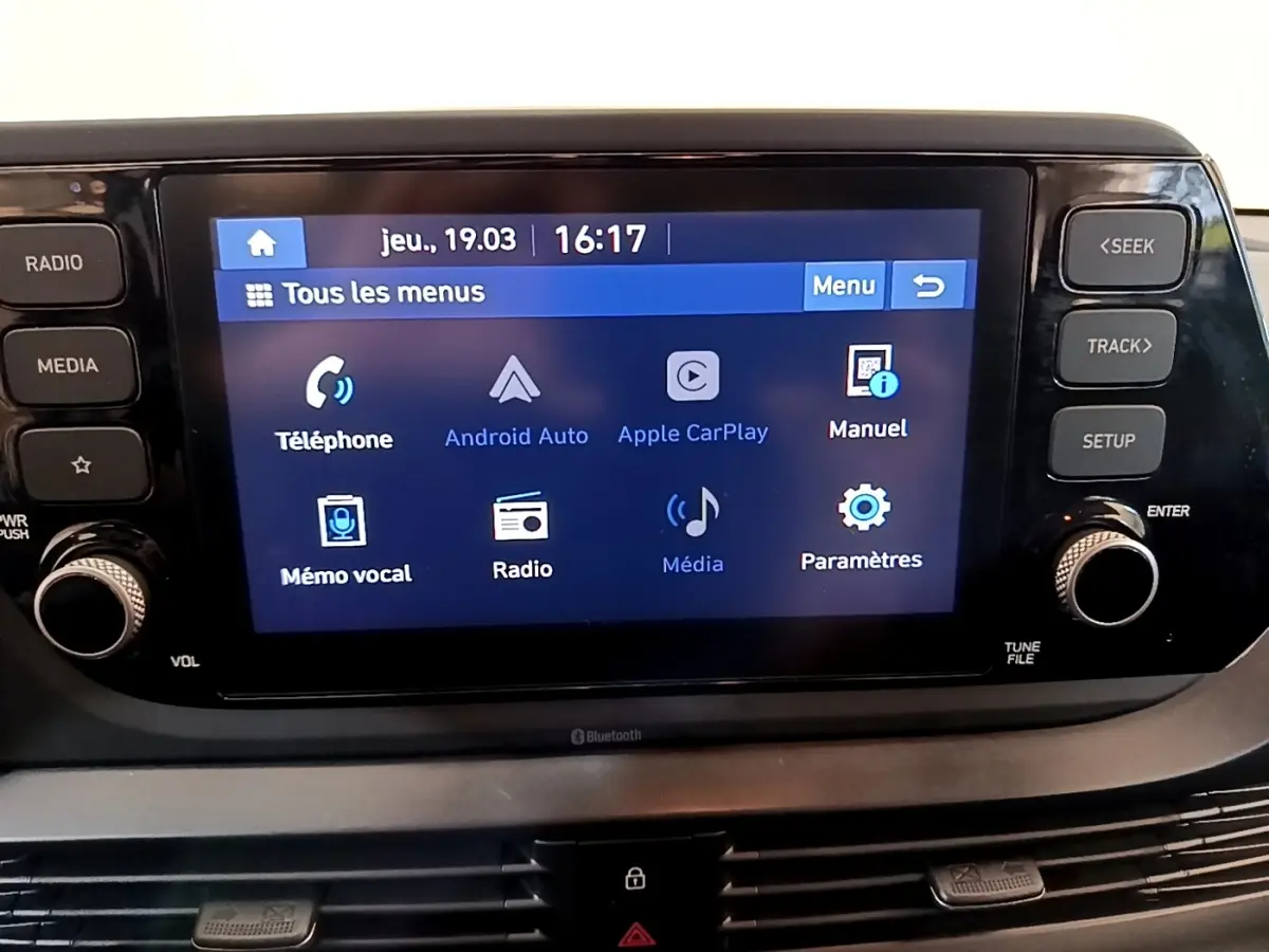 Vue rapprochée de l’écran tactile multimédia central de la Hyundai i20 2022, affichant les menus connectés.