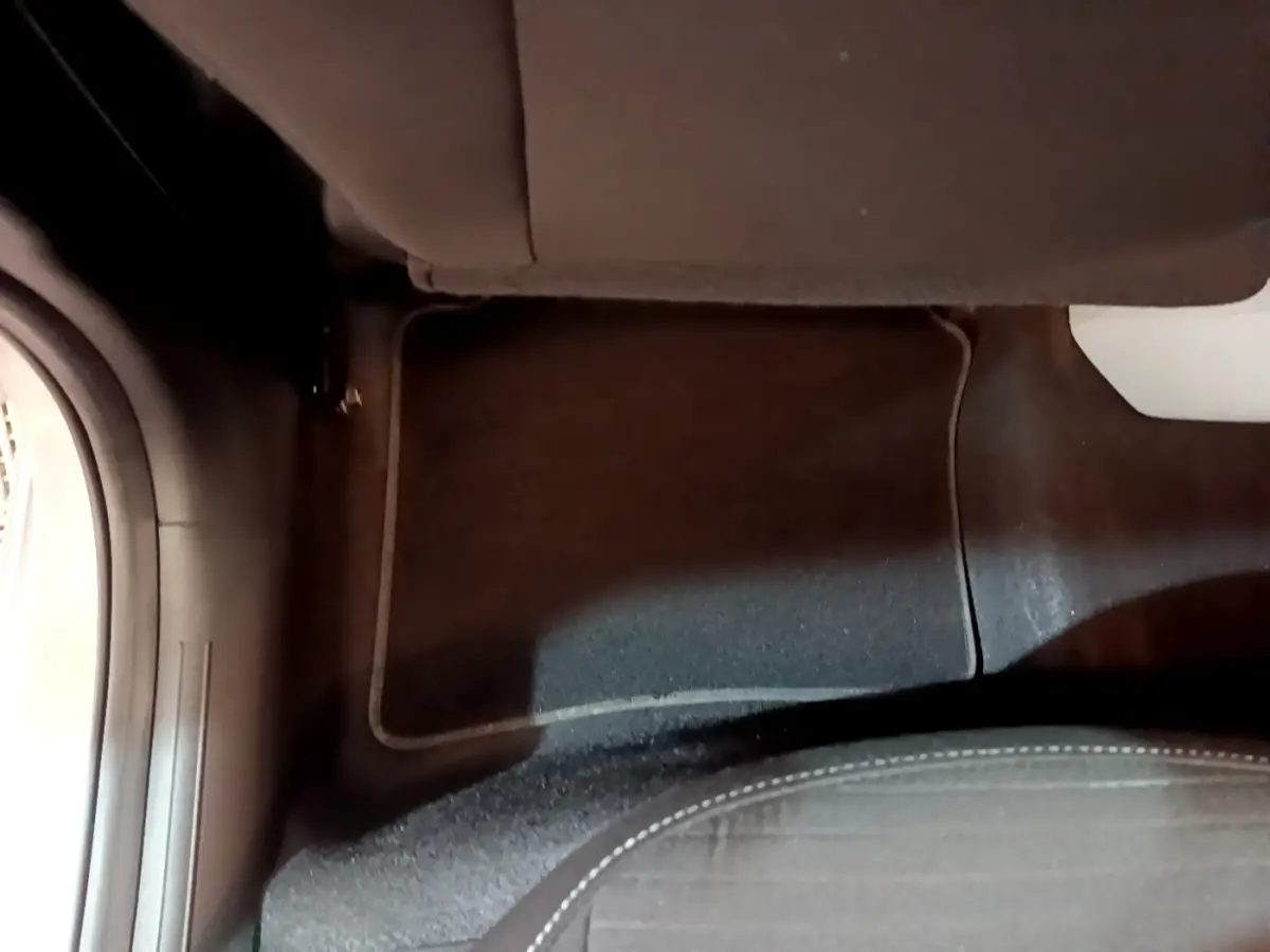 Vue rapprochée du sol et de la partie inférieure du siège avant droit d’une Hyundai i20 gris clair.