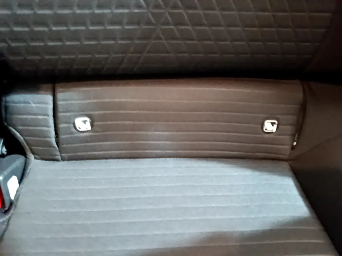 Gros plan sur la banquette arrière gris foncé de la Hyundai i20 2022 avec fixation Isofix visible.