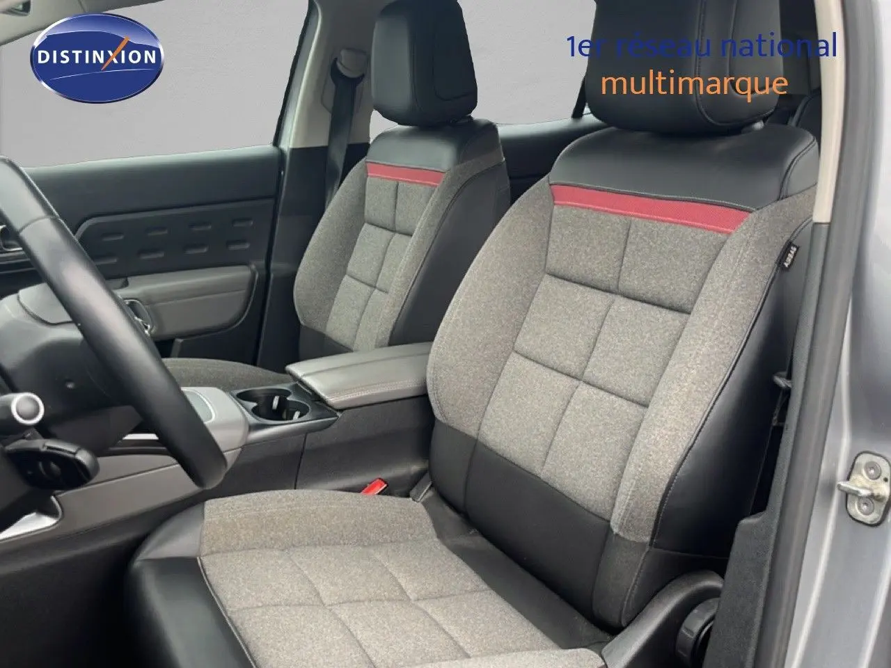 Vue intérieure des sièges avant gris clair et noir avec bande rouge, porte ouverte côté conducteur d'une Citroën C5 Aircross 2020.