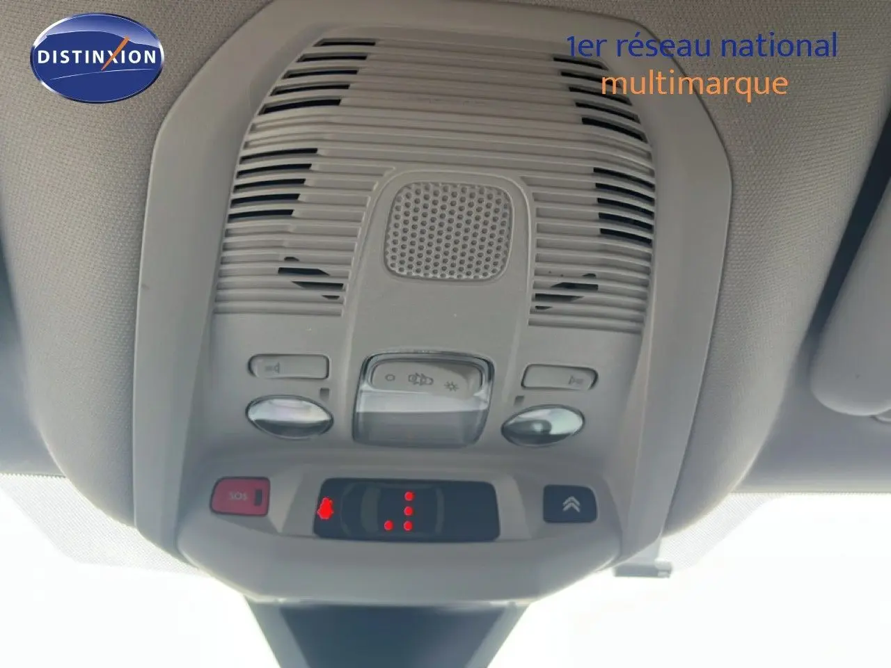 Vue en gros plan du plafonnier gris clair avec commandes d’éclairage et bouton SOS du Citroën C5 Aircross 2020.