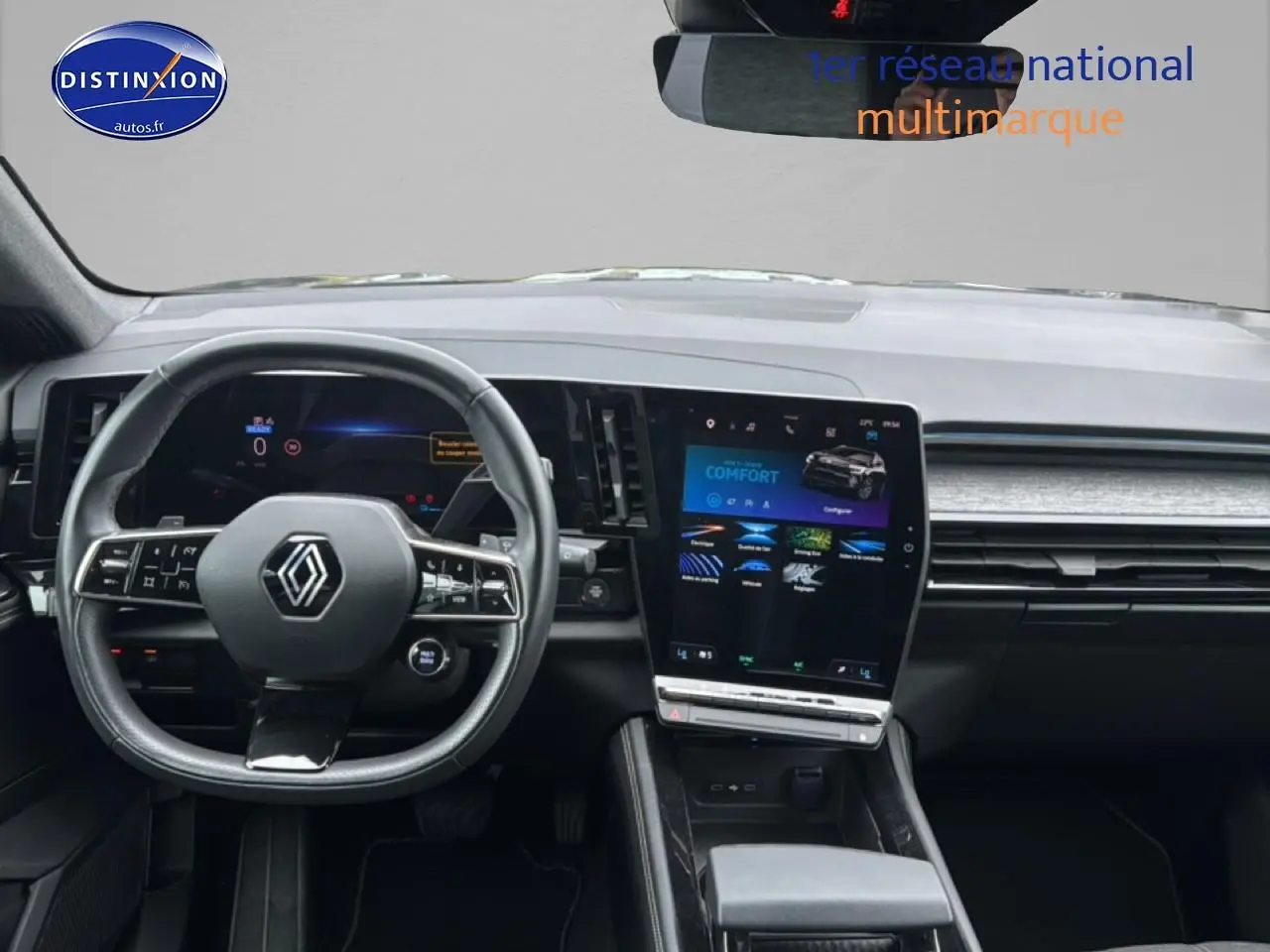 Vue intérieure avant du tableau de bord et volant cuir multifonction du Renault Austral gris schiste 2024 hybride.