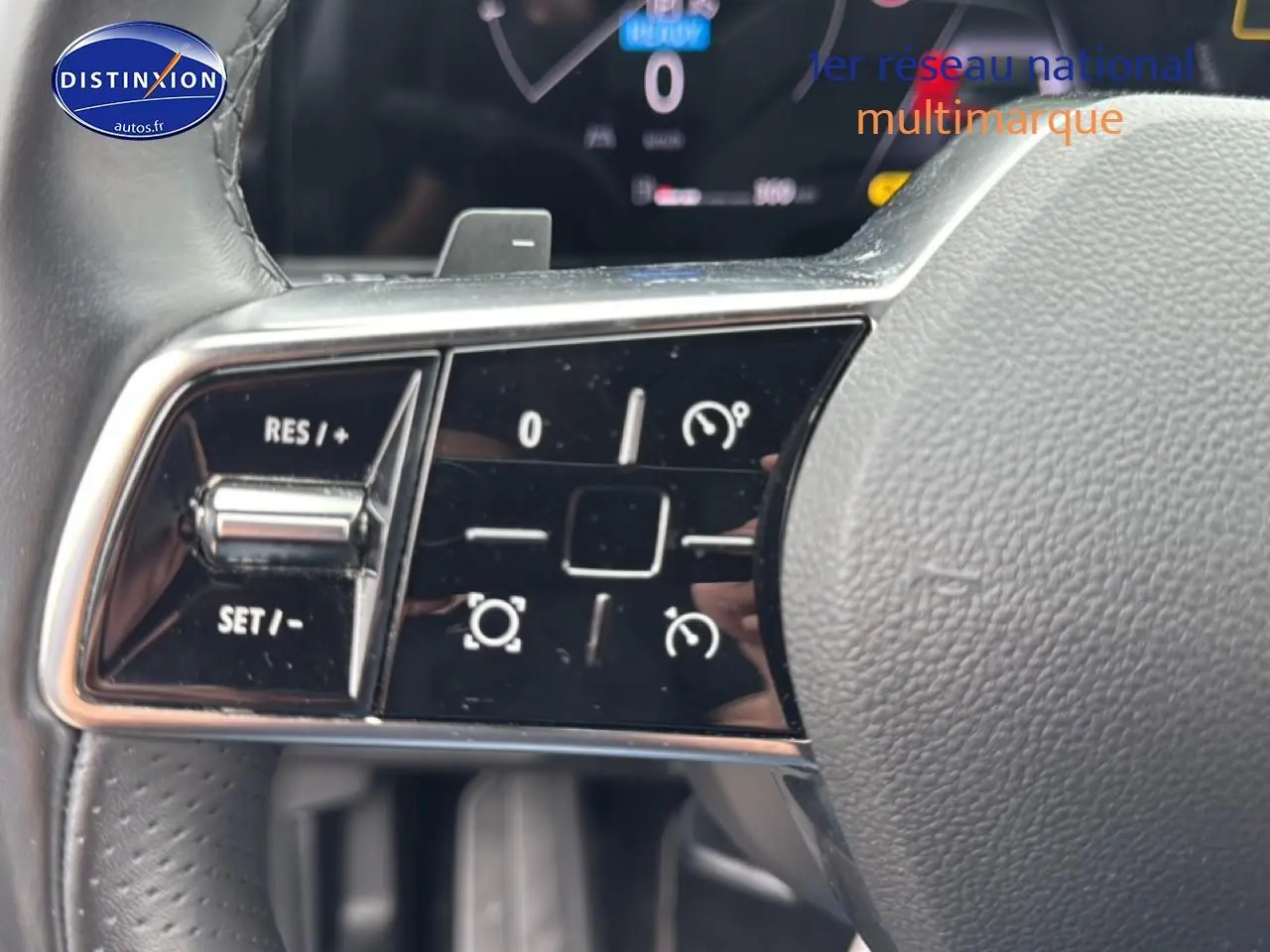 Gros plan sur les commandes multifonctions à gauche du volant cuir du Renault Austral gris schiste 2024.