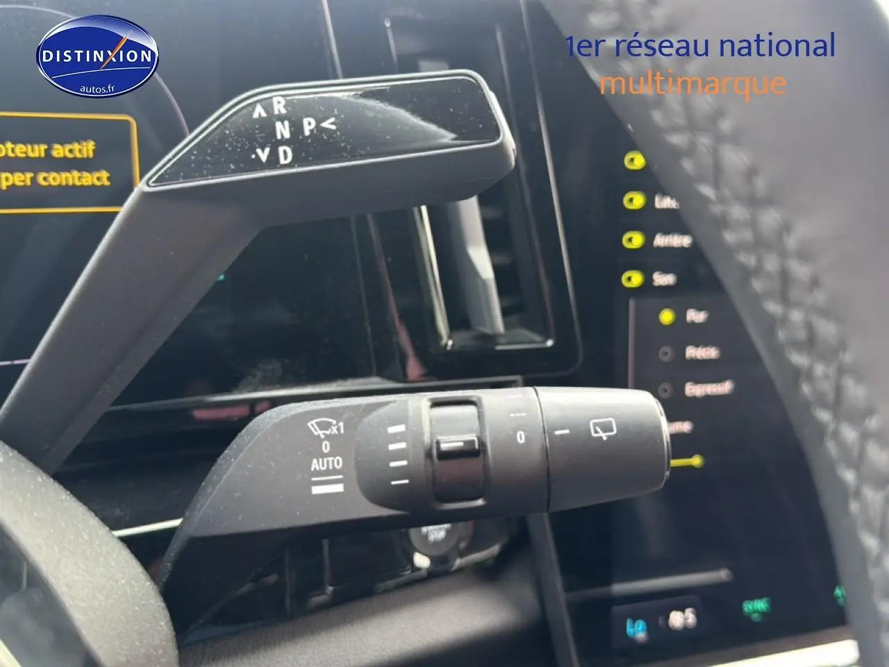 Gros plan sur les commandes au volant du Renault Austral gris schiste, mettant en valeur les leviers de vitesses et essuie-glace.